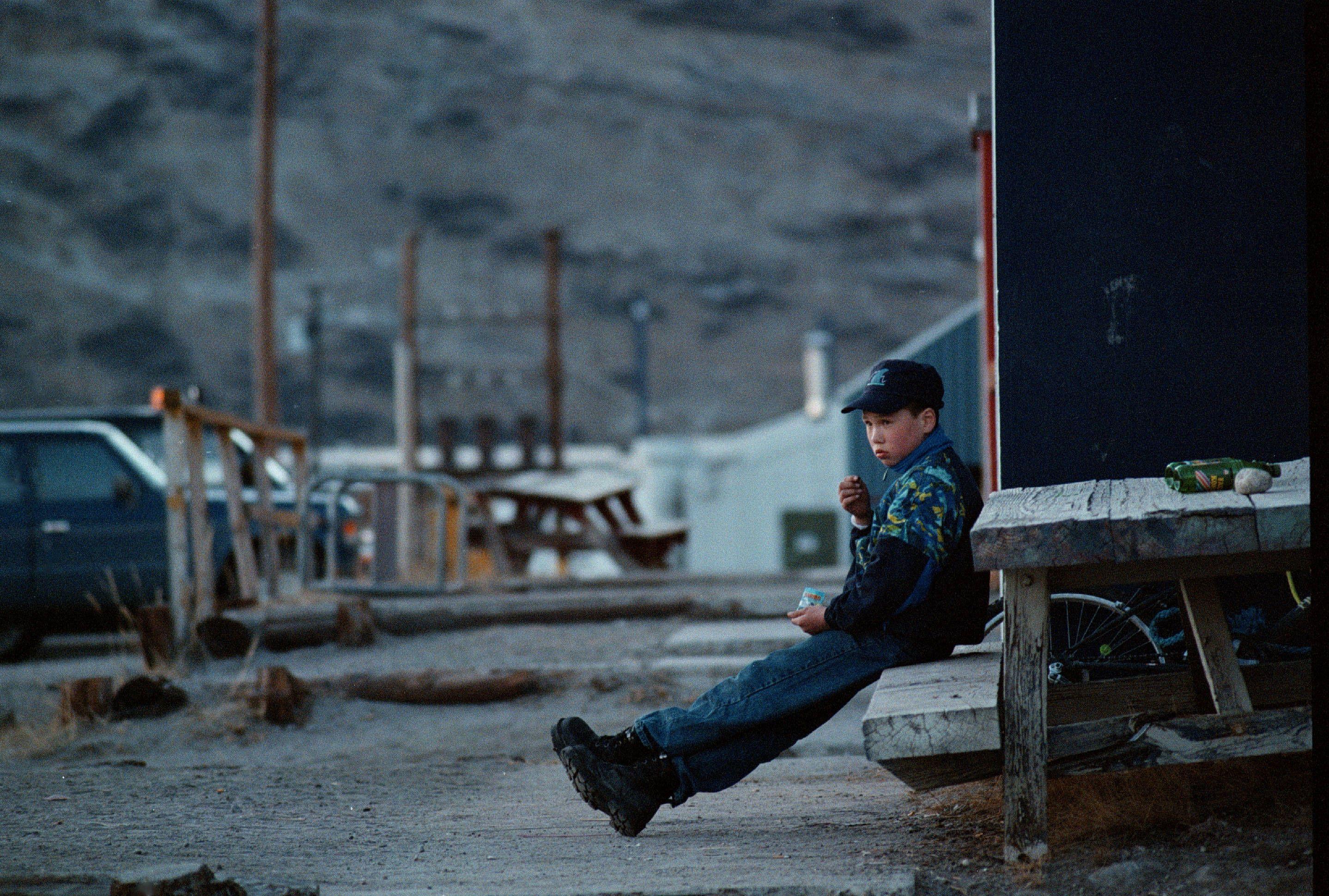 Junge am Flughafen Kangerlussuaq, der in den 1980ern als US-Armeebasis eröffnet wurde, 19. Januar 2025.