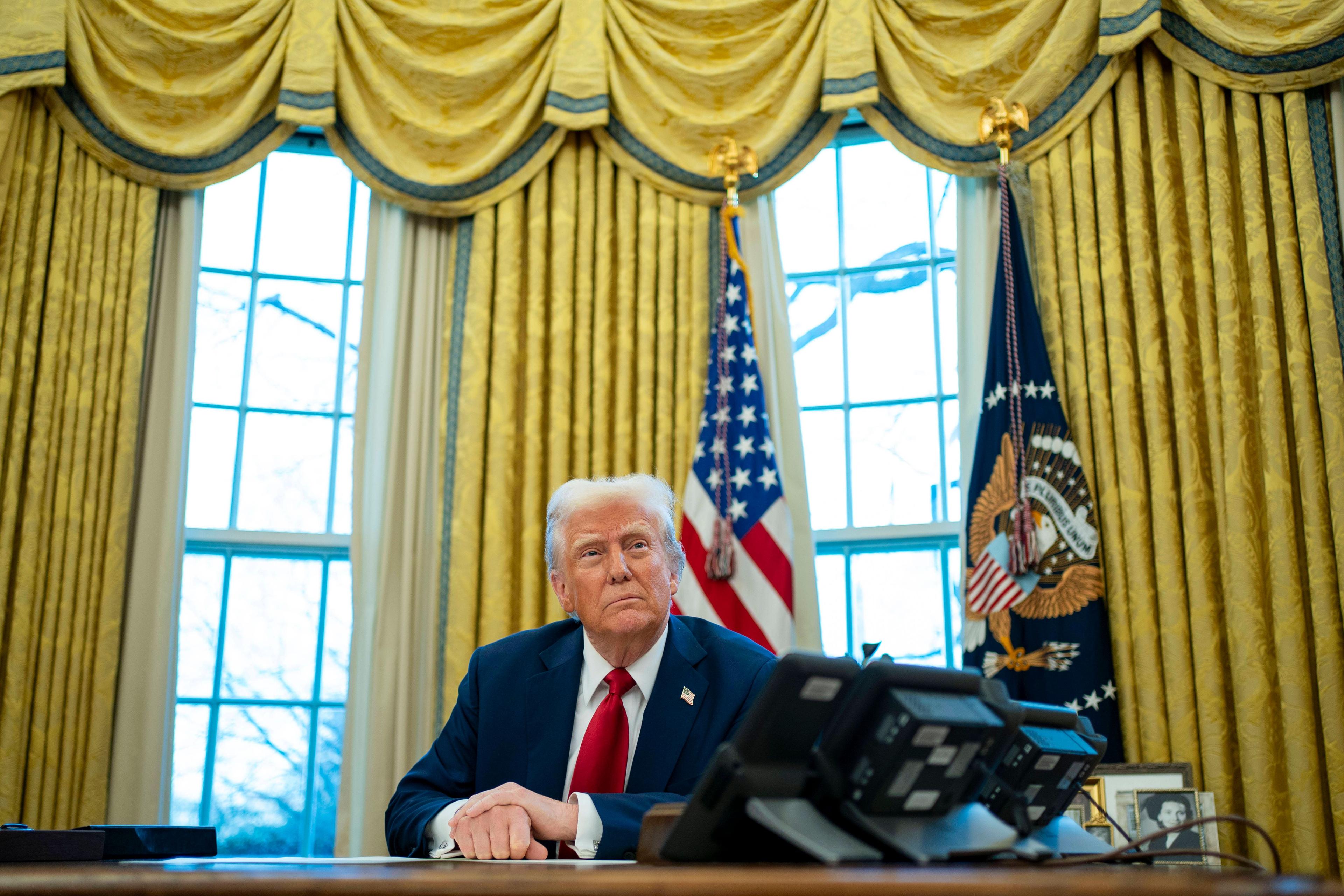 Donald Trump im Oval Office des Weißen Hauses in Washington, DC am Donnerstag, 30. Januar 2025.