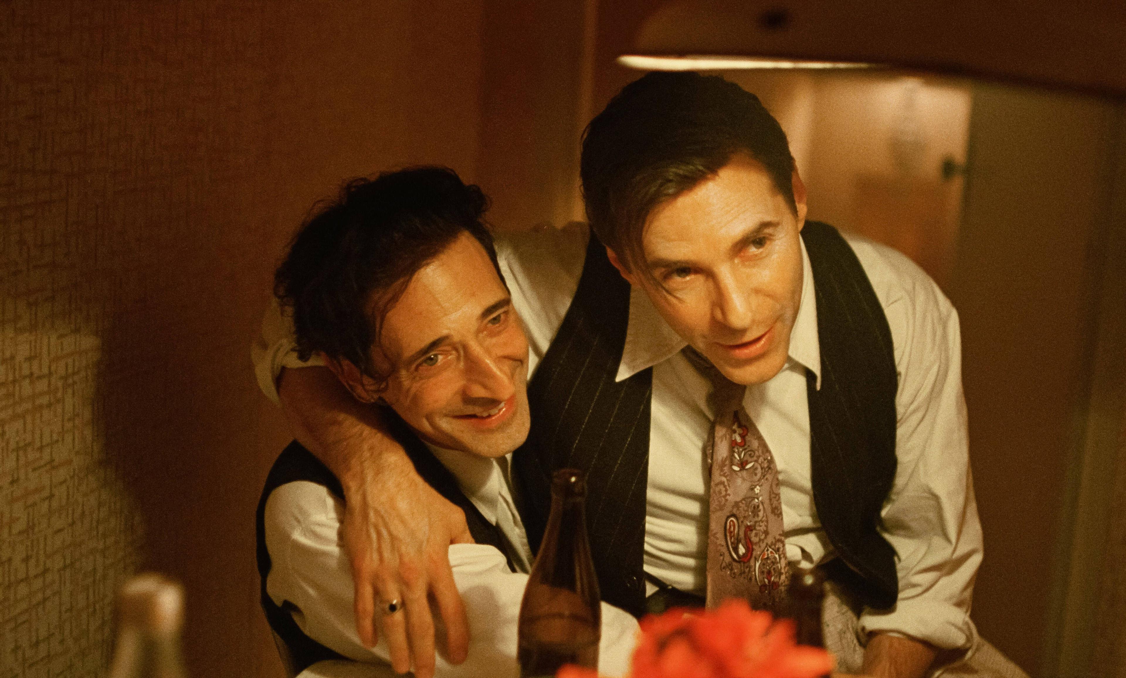 László (Adrien Brody) und sein Gönner Attila (Alessandro Nivola) in »Der Brutalist«.