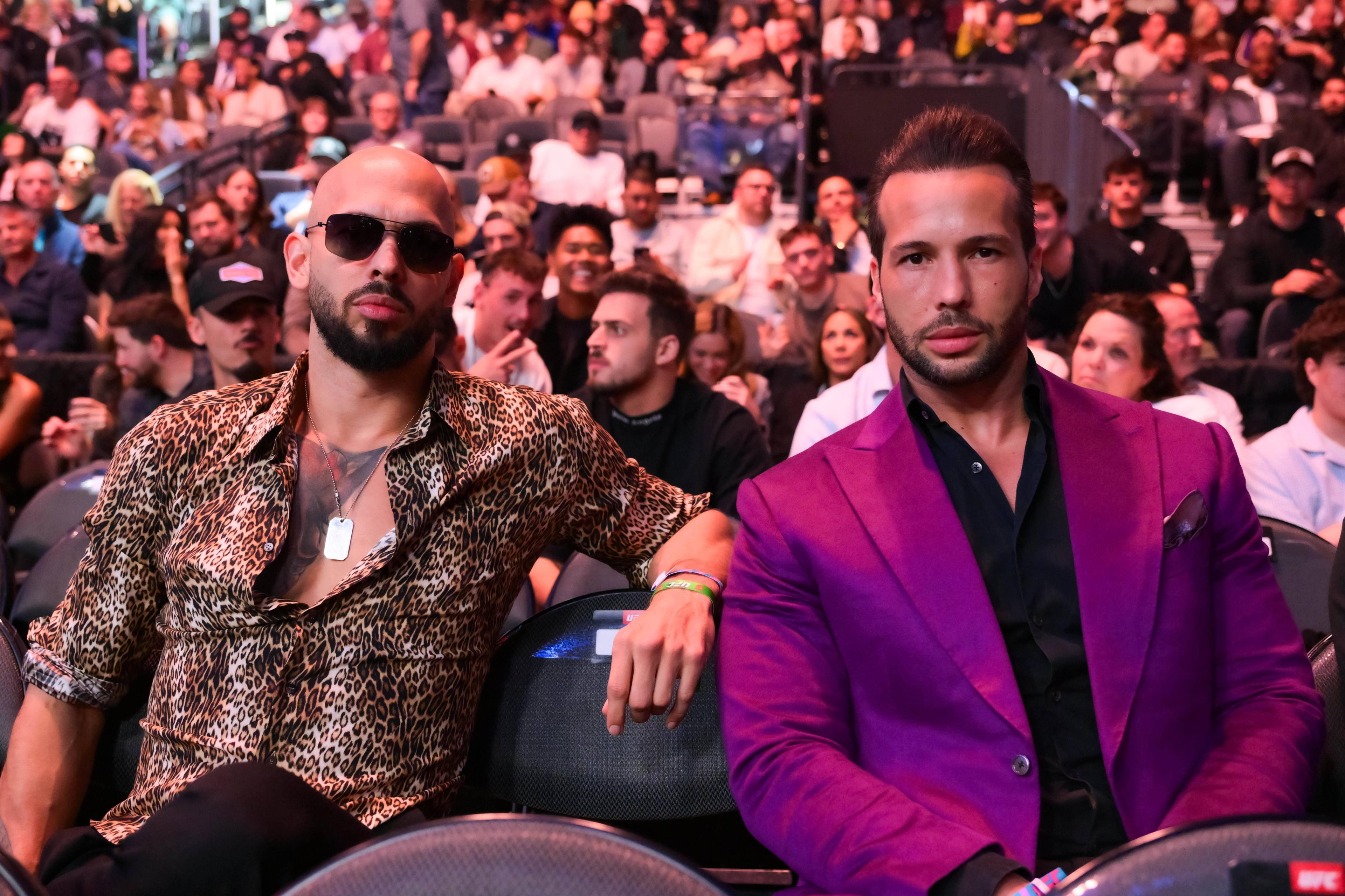 Der antifeministische Influencer Andrew Tate (links) und sein Bruder Tristan (rechts) sitzen maskulin während eines UFC-Kampfes in Las Vegas, USA, 8. März 2025.