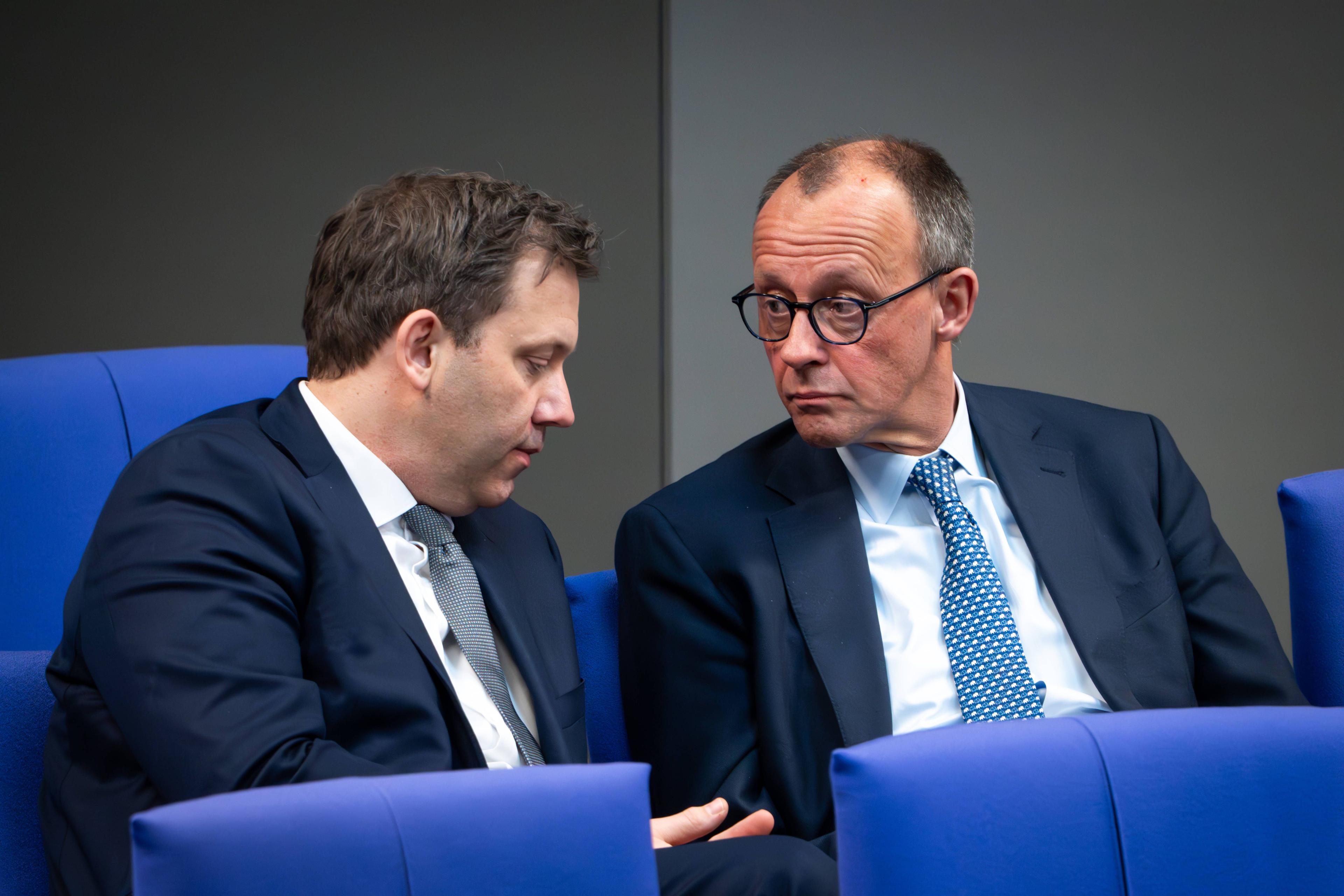 Sind sich einig: Lars Klingbeil und Friedrich Merz im Bundestag, 13. März 2025.