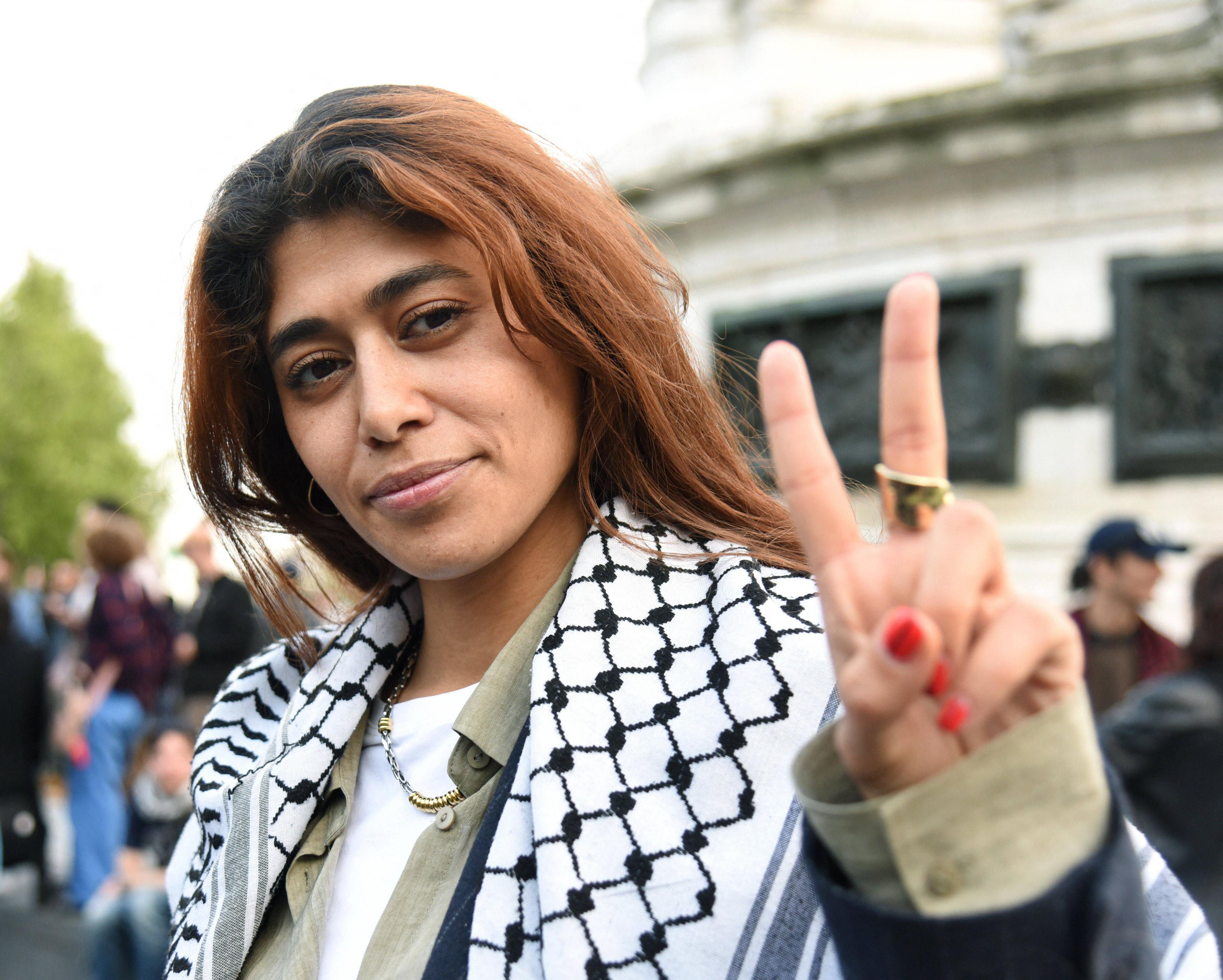 Rima Hassan während einer Demonstration gegen Islamfeindlichkeit auf der Place de la Republique in Paris, 27. April 2025.