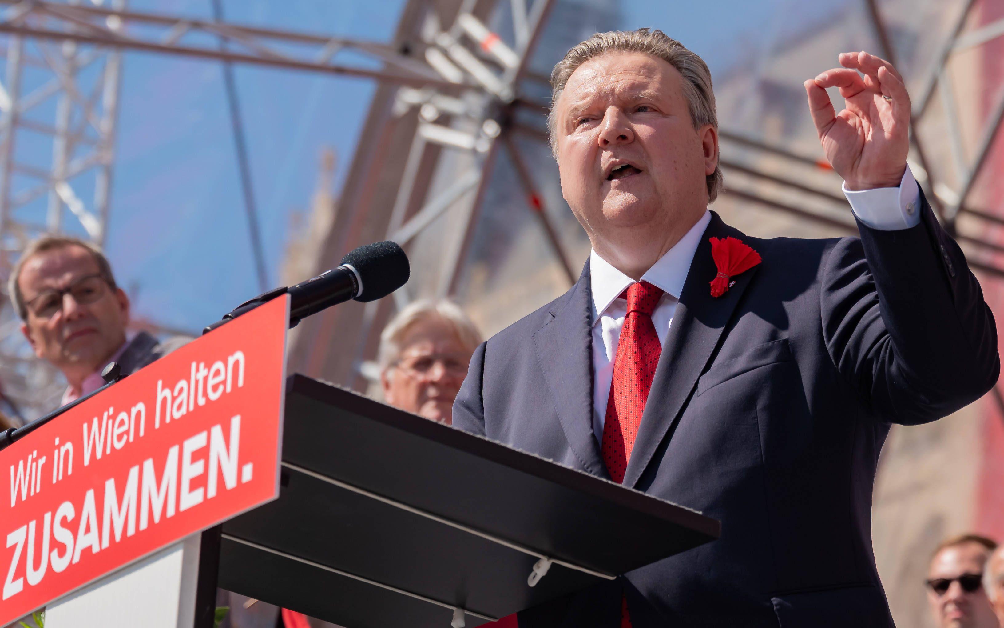 Von Zusammenhalt sprechen, aber Kürzungen umsetzen: SPÖ-Buergermeister Michael Ludwig bei einer Rede zum 1. Mai in Wien.
