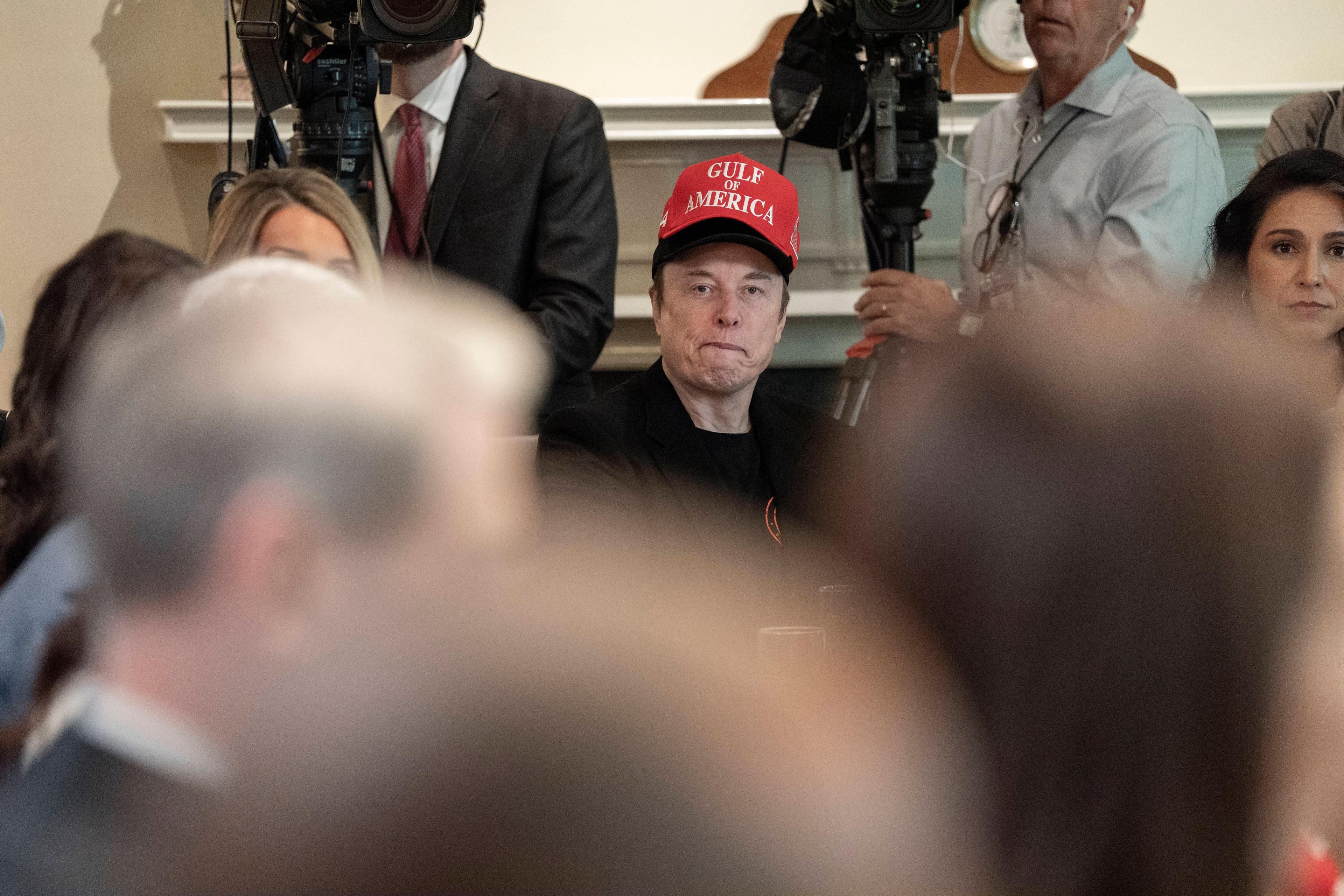 Elon Musk hört zu während einer Kabinettssitzung im Kabinettssaal des Weißen Hauses, 30. April 2025.