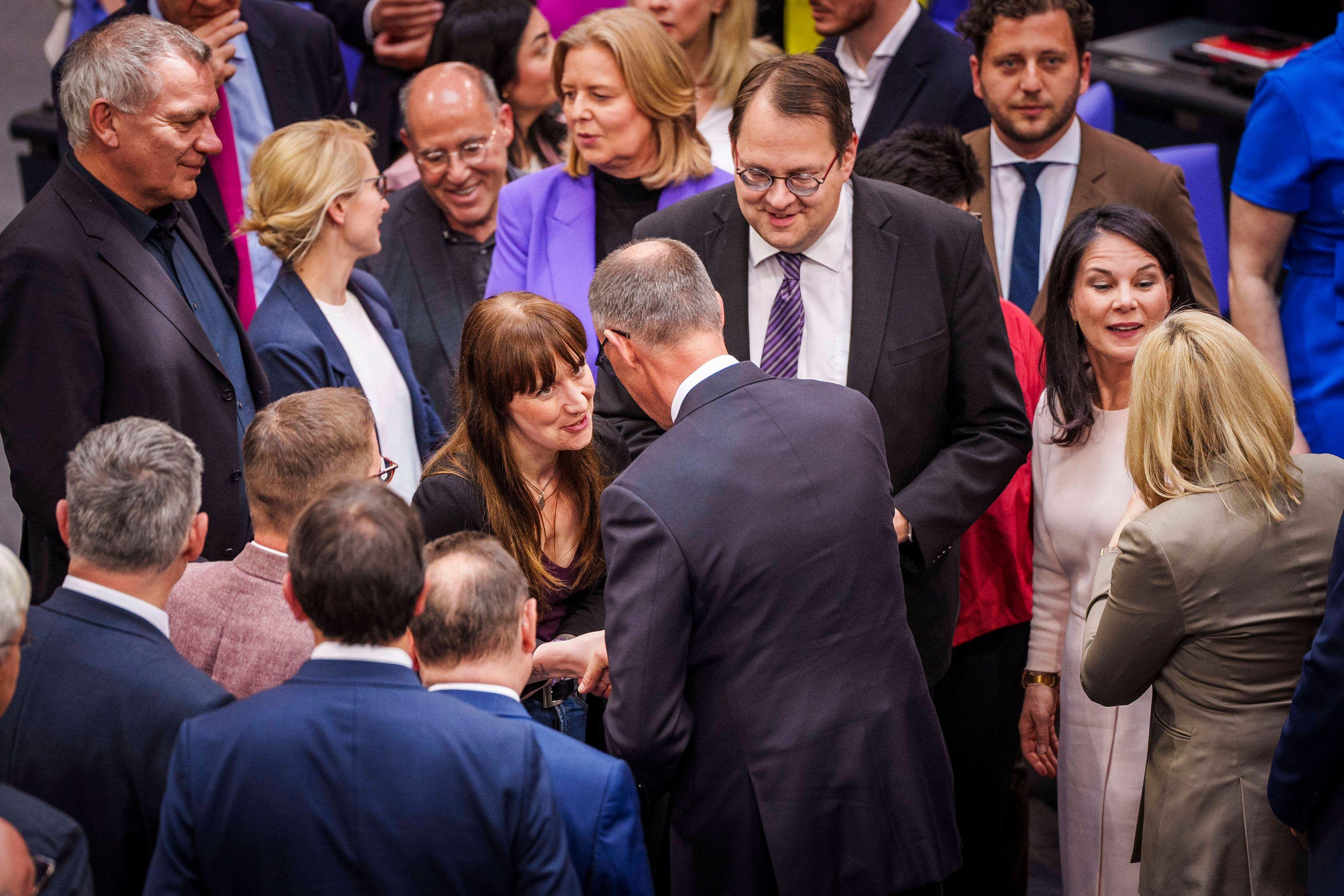 Heidi Reichinek gratuliert Friedrich Merz im Bundestag, 06. Mai 2025.