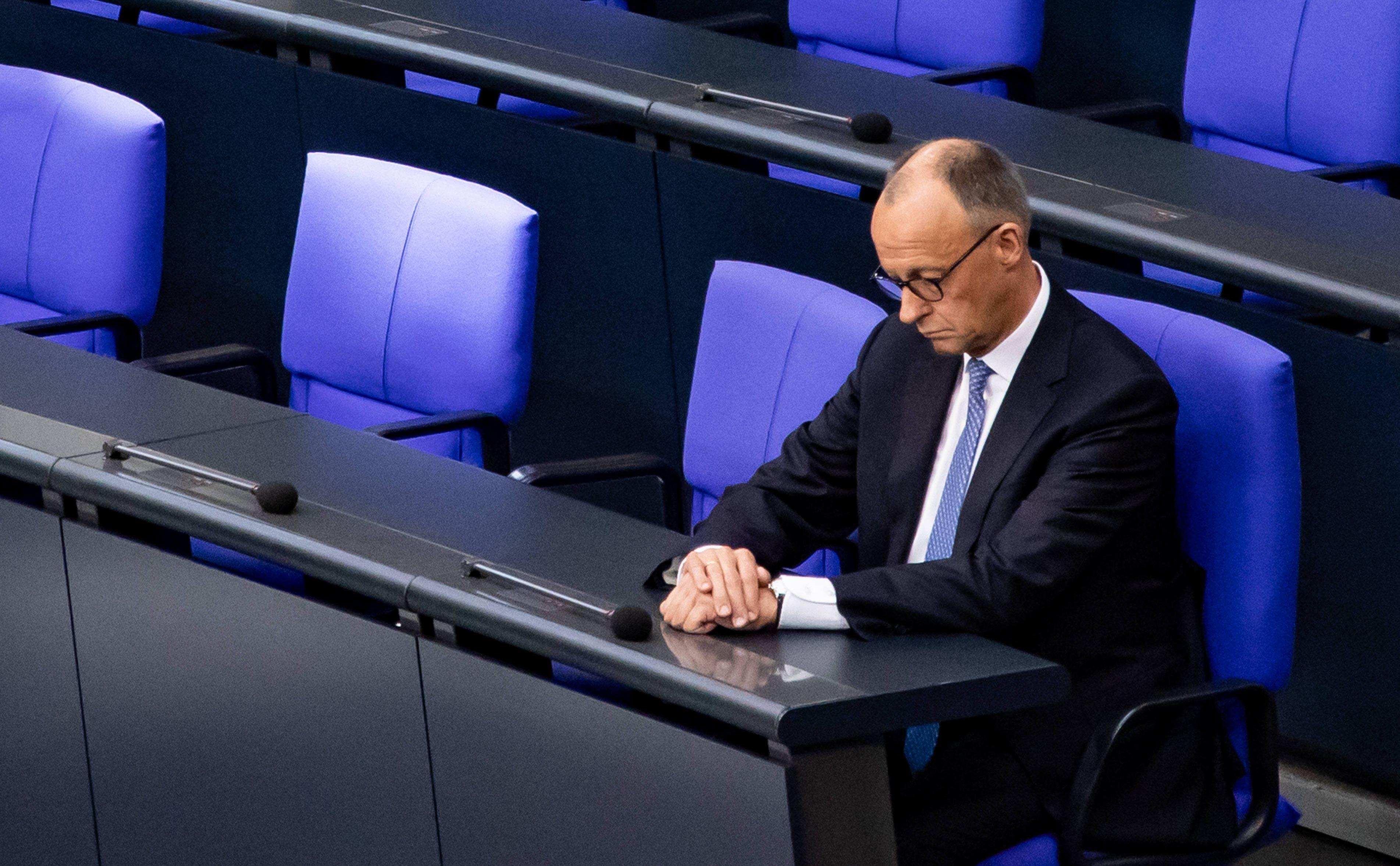 Kanzler Merz alleine auf der Regierungsbank, 6. Mai 2025.