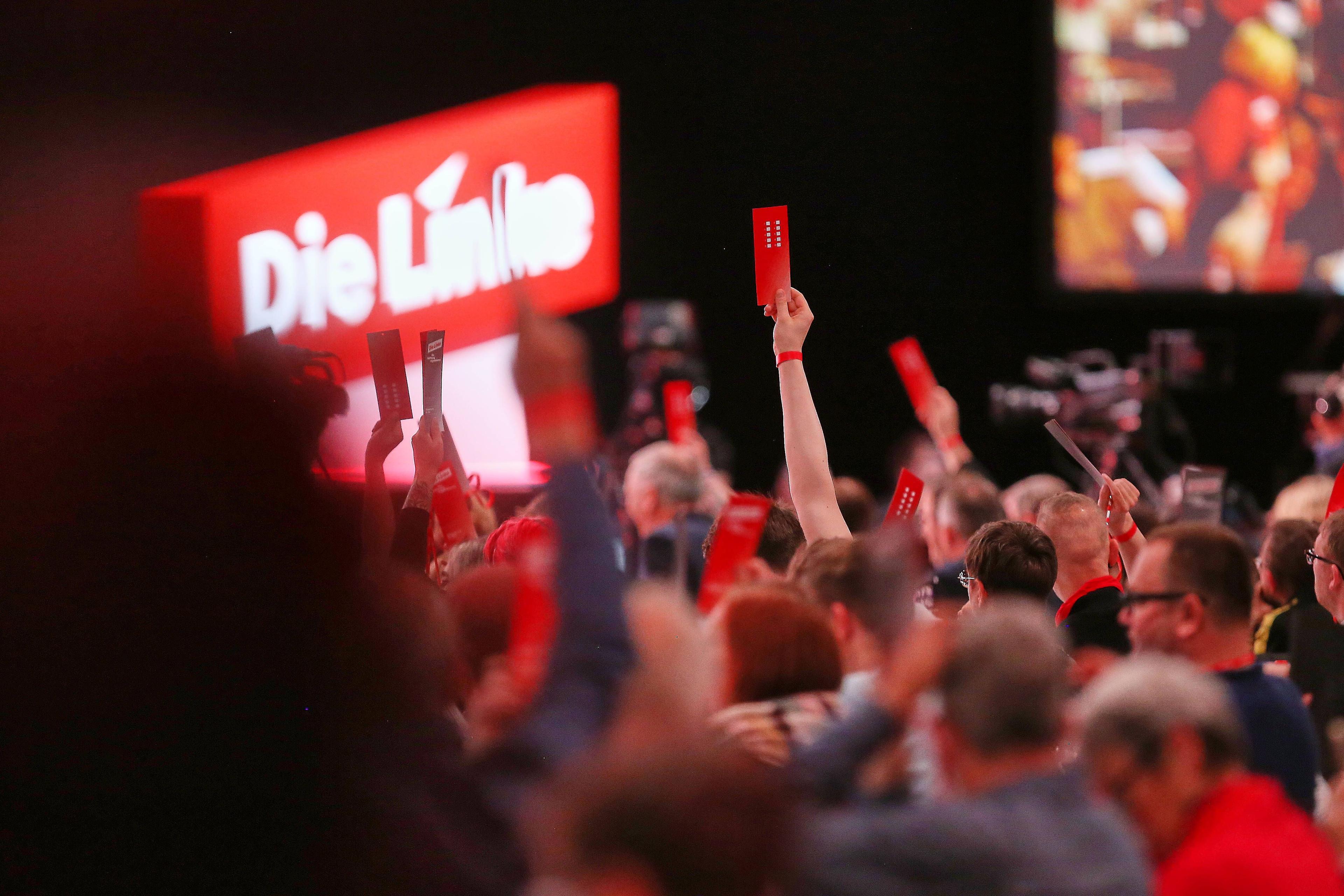 Delegierte heben ihre Stimmkarten beim Parteitag der Linken in Chemnitz, 9. Mai 2025.