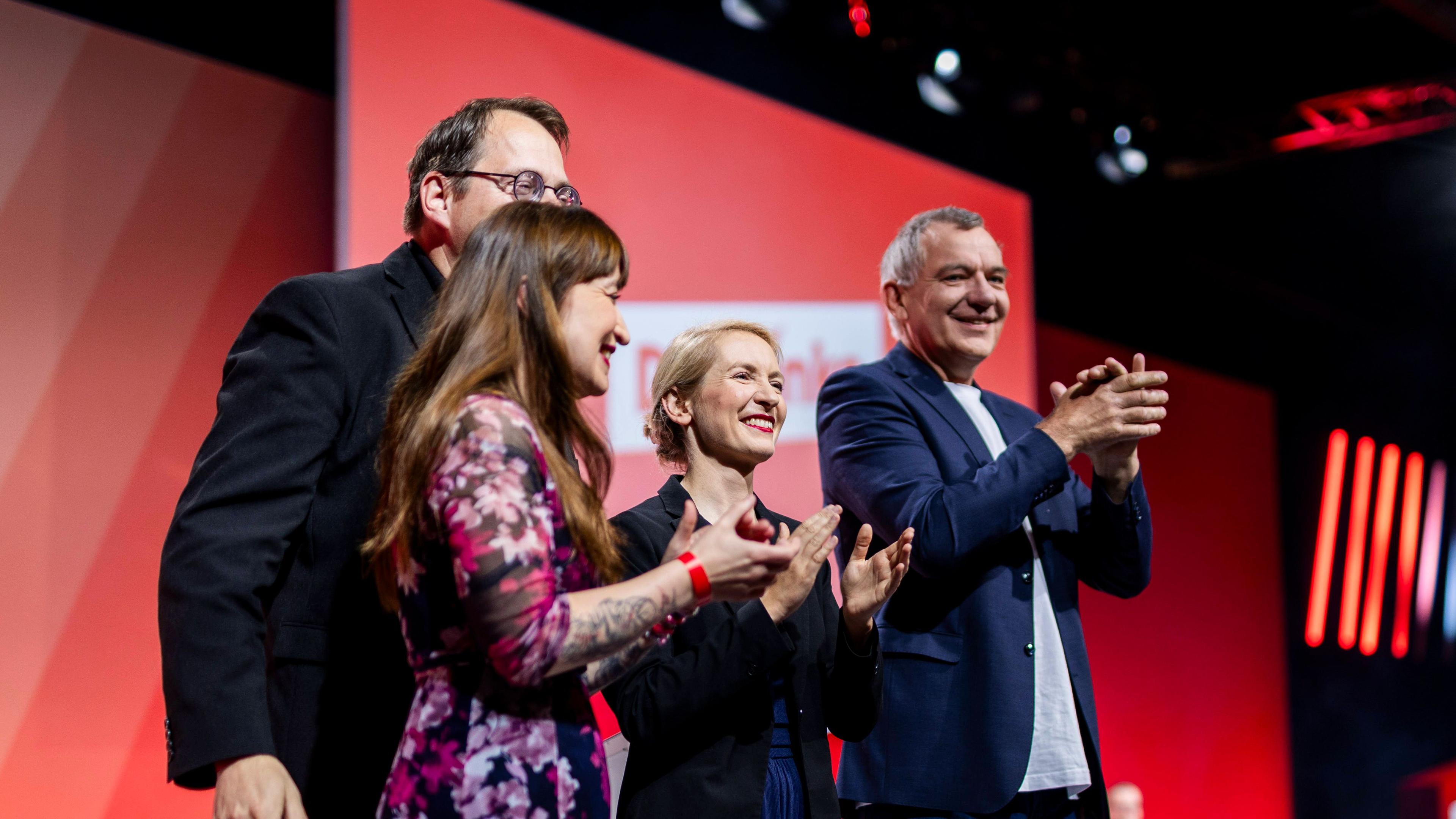 Heidi Reichinnek, Sören Pellmann und die Parteivorsitzenden Ines Schwerdtner und Jan van Aken auf dem Parteitag in Chemnitz, 9. Mai 2025.