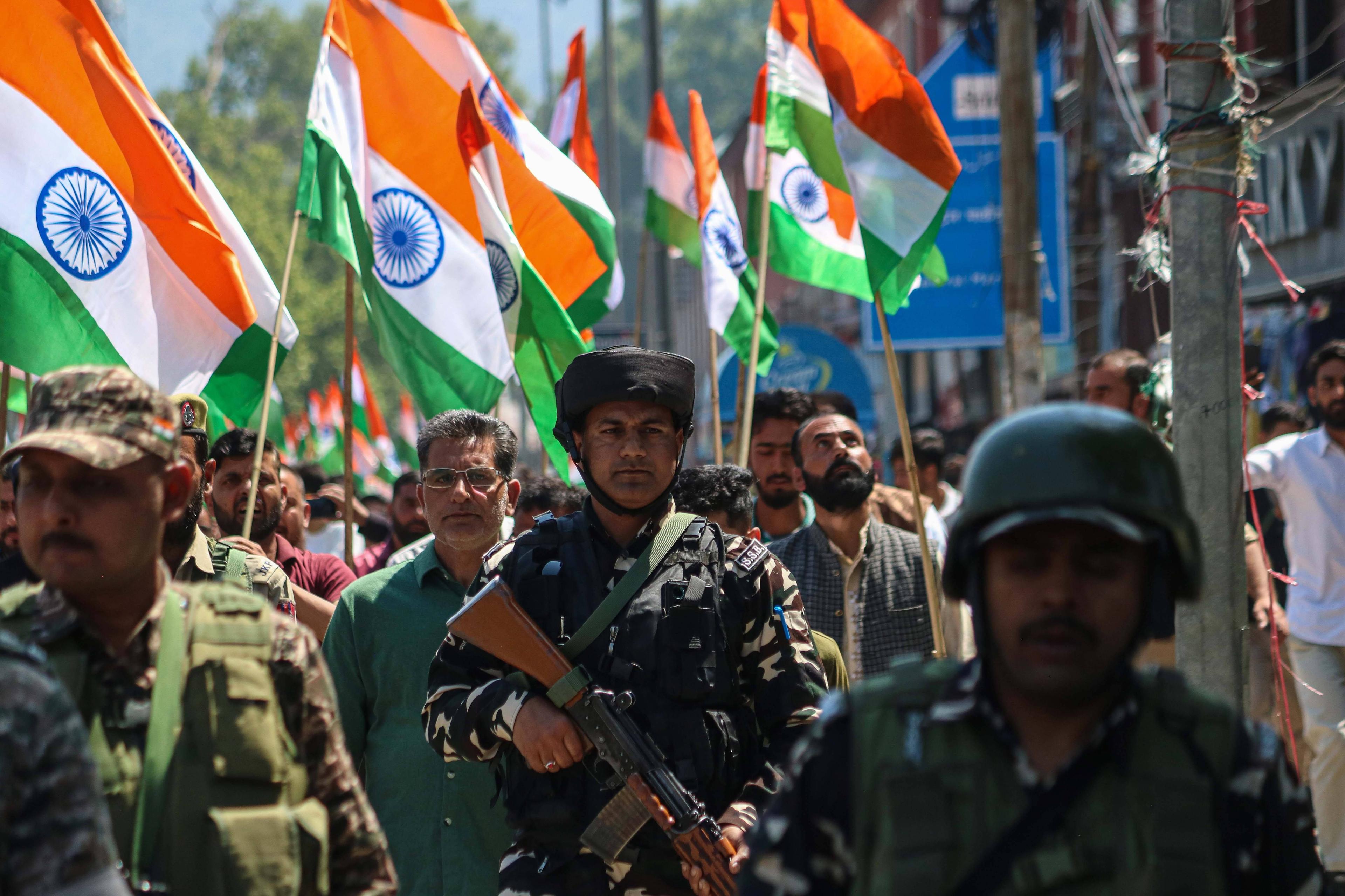 Paramilitärische Soldaten beschützen eine Demonstration zur Unterstützung des indischen Militärs in Srinagar, Jammu und Kaschmir, 15. Mai 2025.