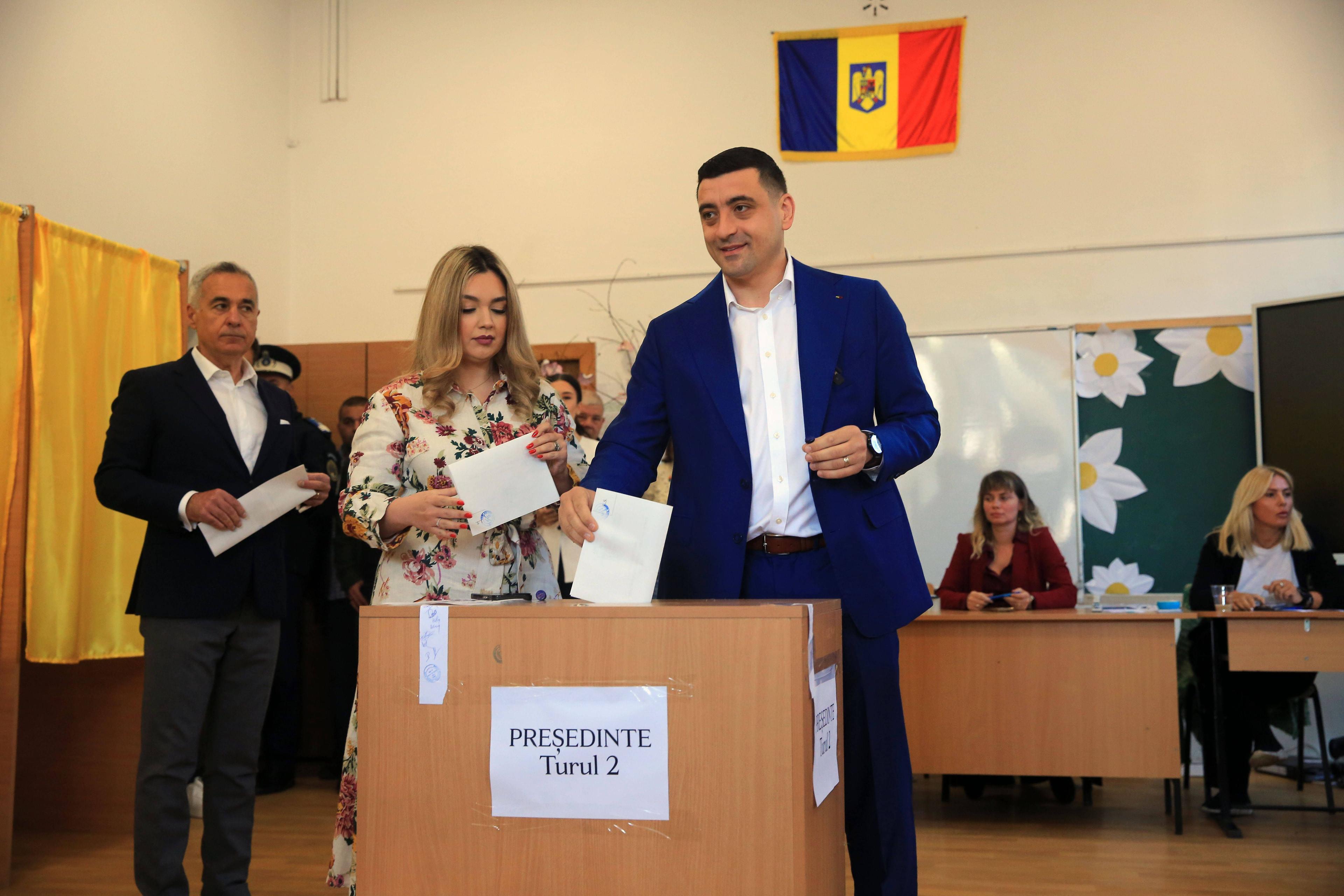 George Simion gibt seine Stimme bei der Stichwahl um den Posten des rumänischen Staatspräsidenten ab in Bukarest, 18. Mai 2025.