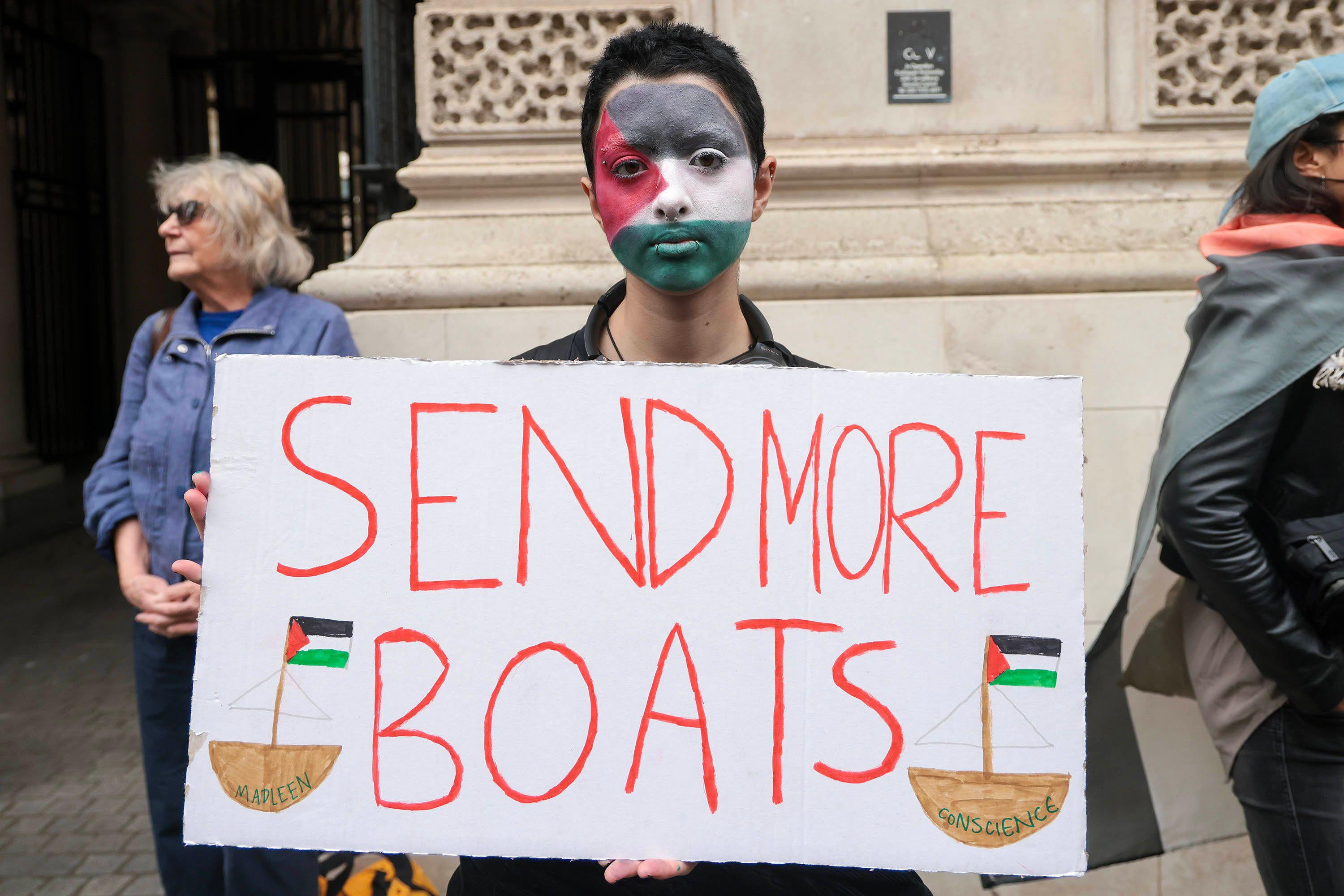 Ein propalästinensischer Demonstrant hält ein Schild mit der Aufschrift »Send More Boats« hoch vor dem Außenministerium in London, 9. Juni 2025.