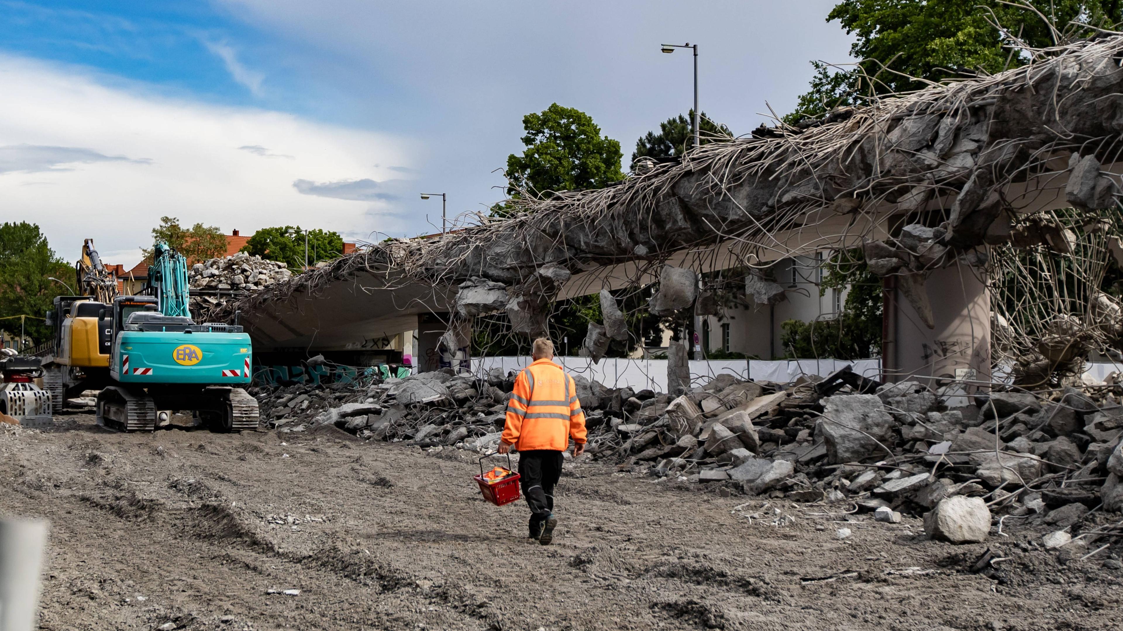 Abriss der einsturzgefährdeten Brücke an der Wuhlheide in Berlin. Ob sie ersetzt wird, ist noch unklar. 28. Mai 2025.
