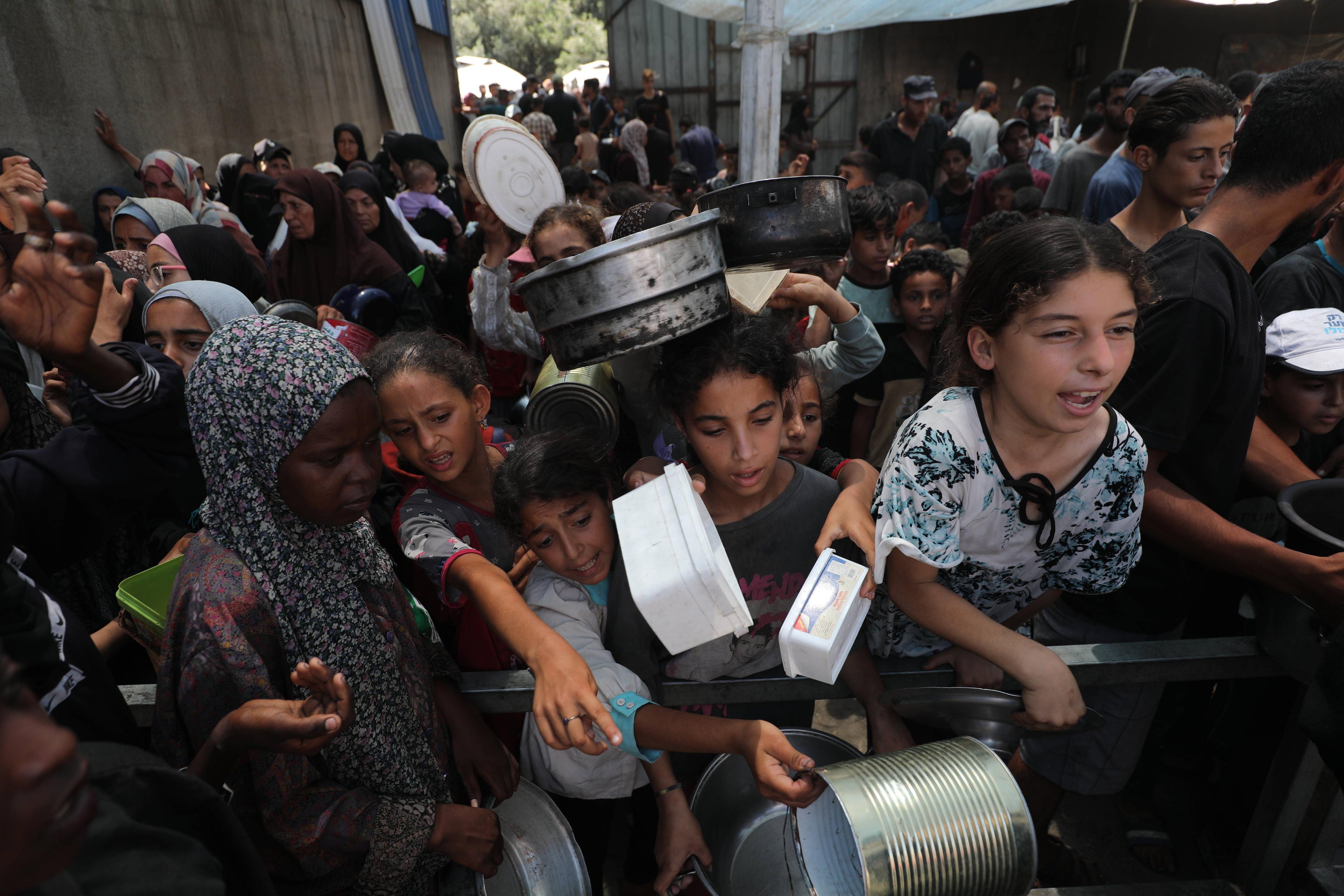 Im Flüchtlingslager Nuseirat in Gaza-Stadt kämpfen Menschen darum, eine warme Wahlzeit zu bekommen, 15. Juli 2025.