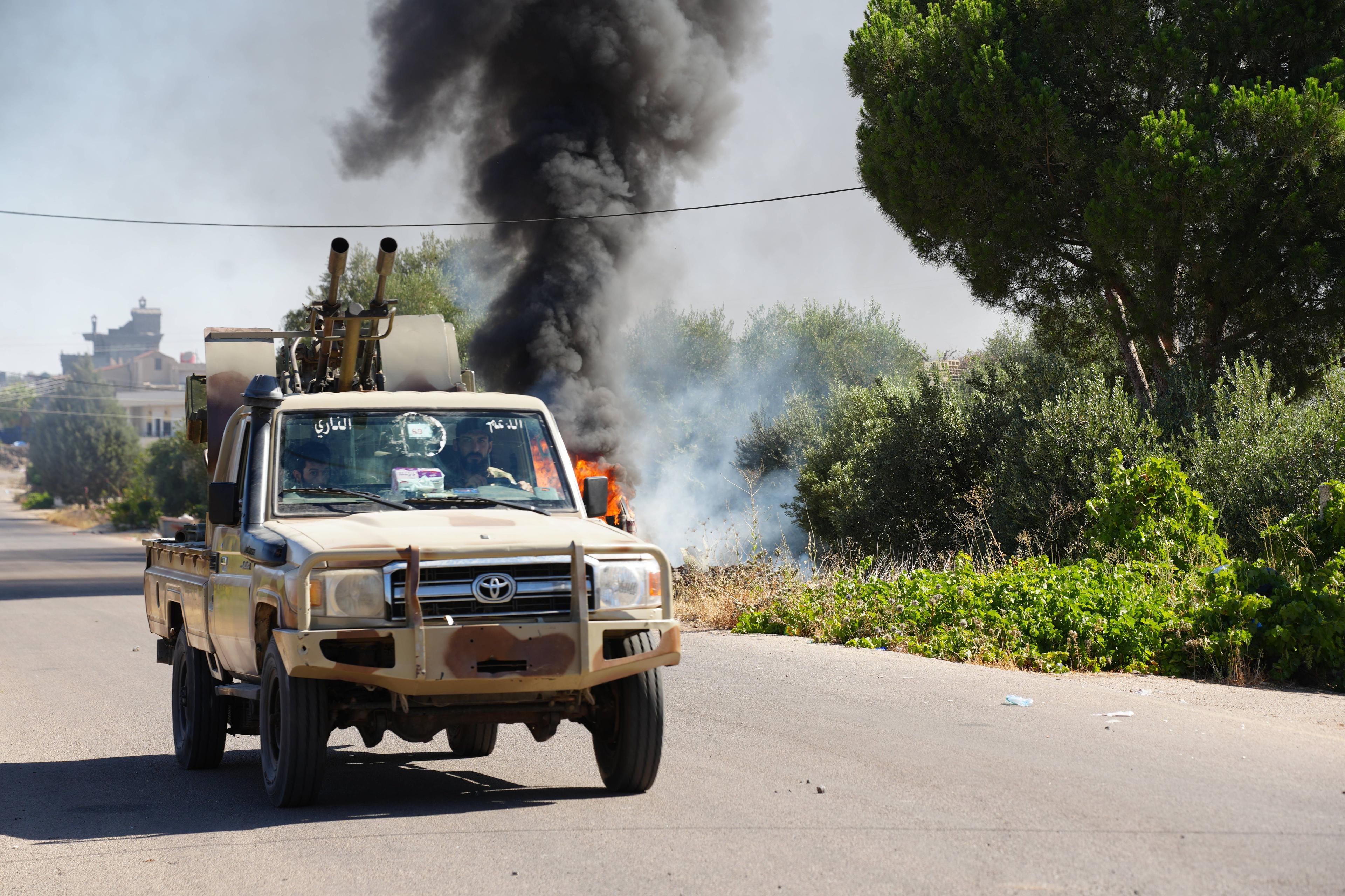 Syrische Regierungstruppen ziehen sich nach Zusammenstößen mit drusischen Militanten aus Suwayda zurück, 17. Juli 2025.