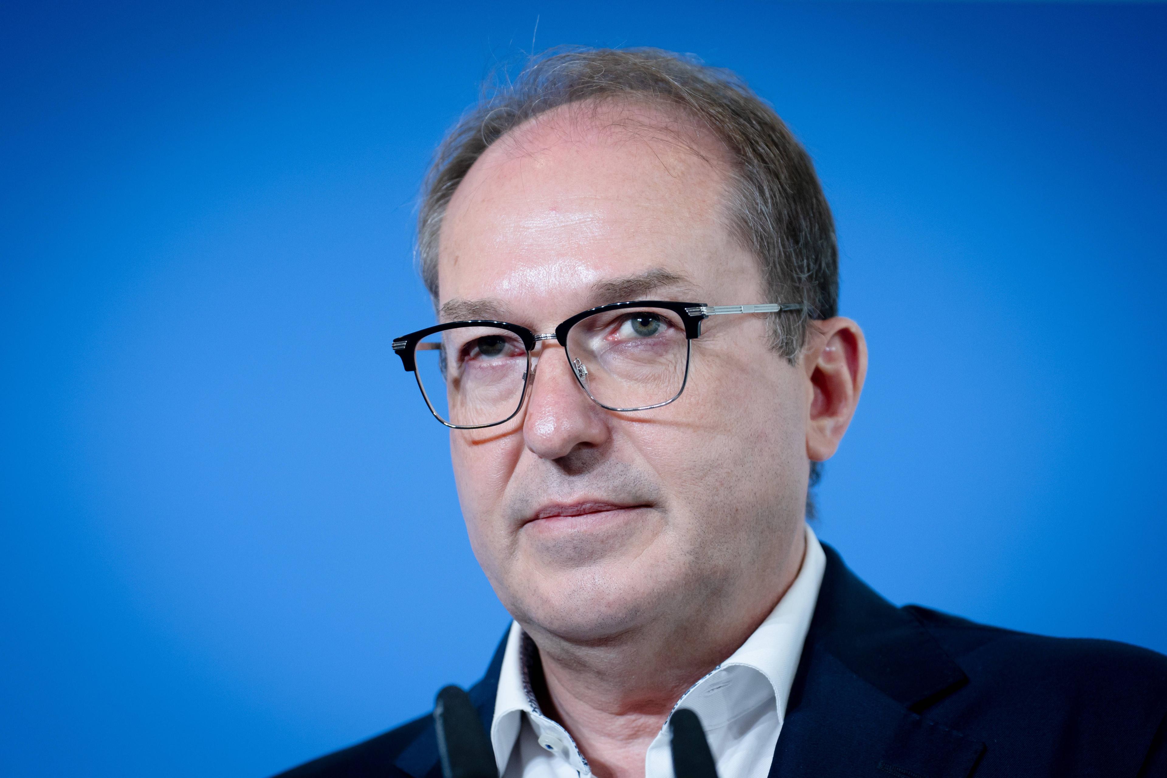 Dobrindt prüft den polizeilichen Einsatz von Palantir. Das Unternehmen, hinter dem der rechtslibertäre Milliardär Peter Thiel steht, erhielt sein Startkapital von der CIA.