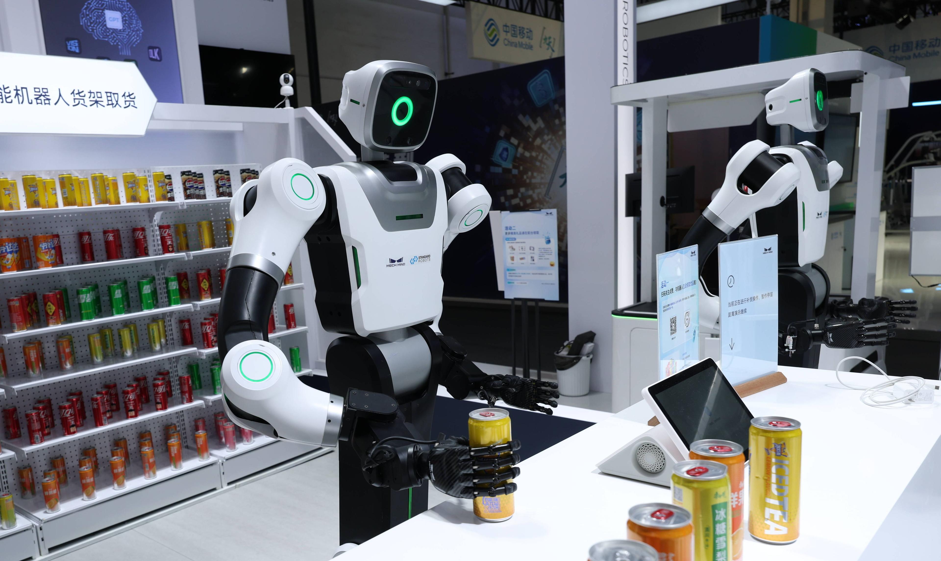 Humanoider Roboter serviert Getränke, Shanghai, 24. Juli 2025.