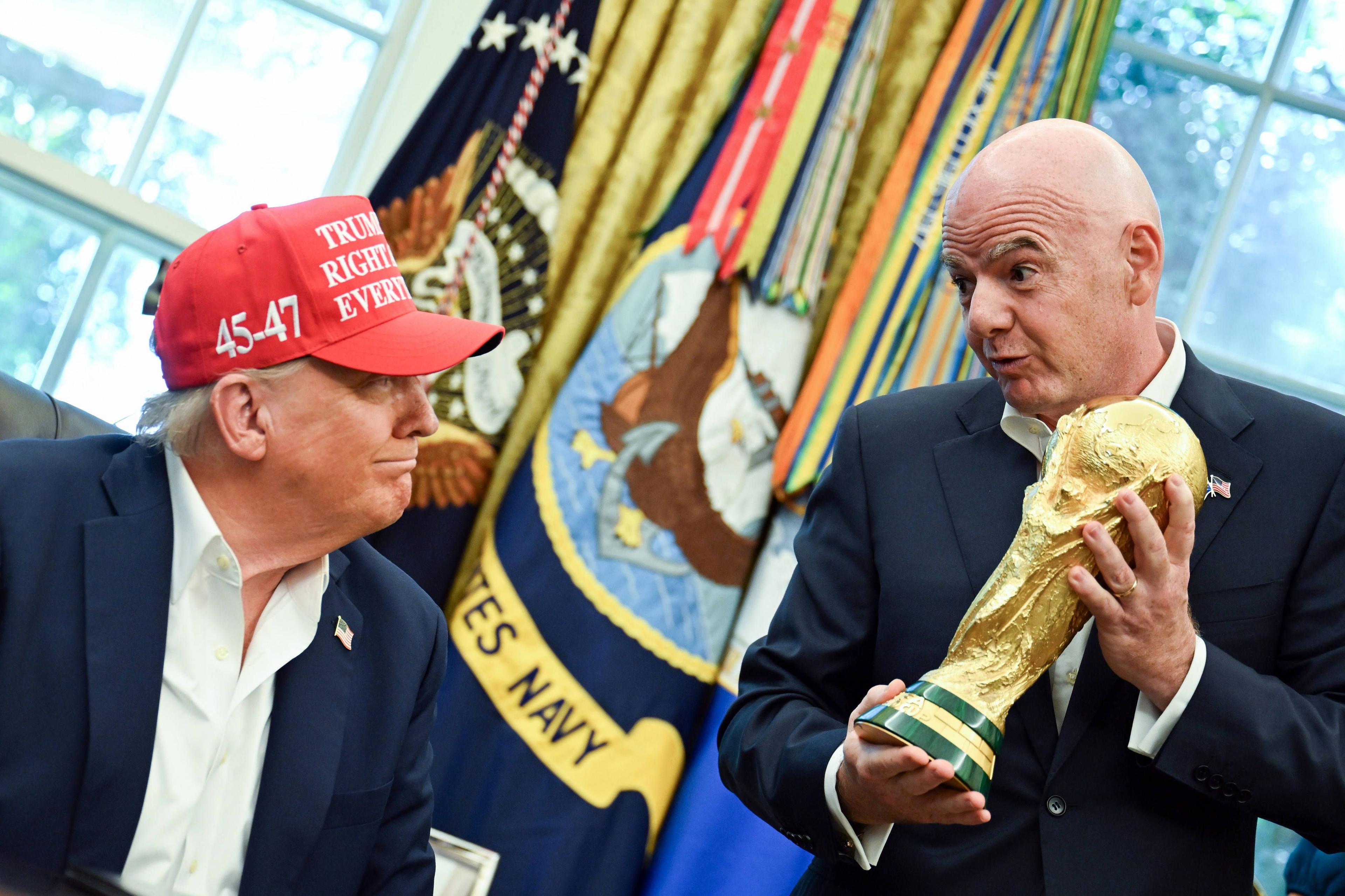 Infantino überreicht Trump nicht nur einen eigens für ihn geschaffenen Friedenspreis, sondern auch den WM-Pokal.