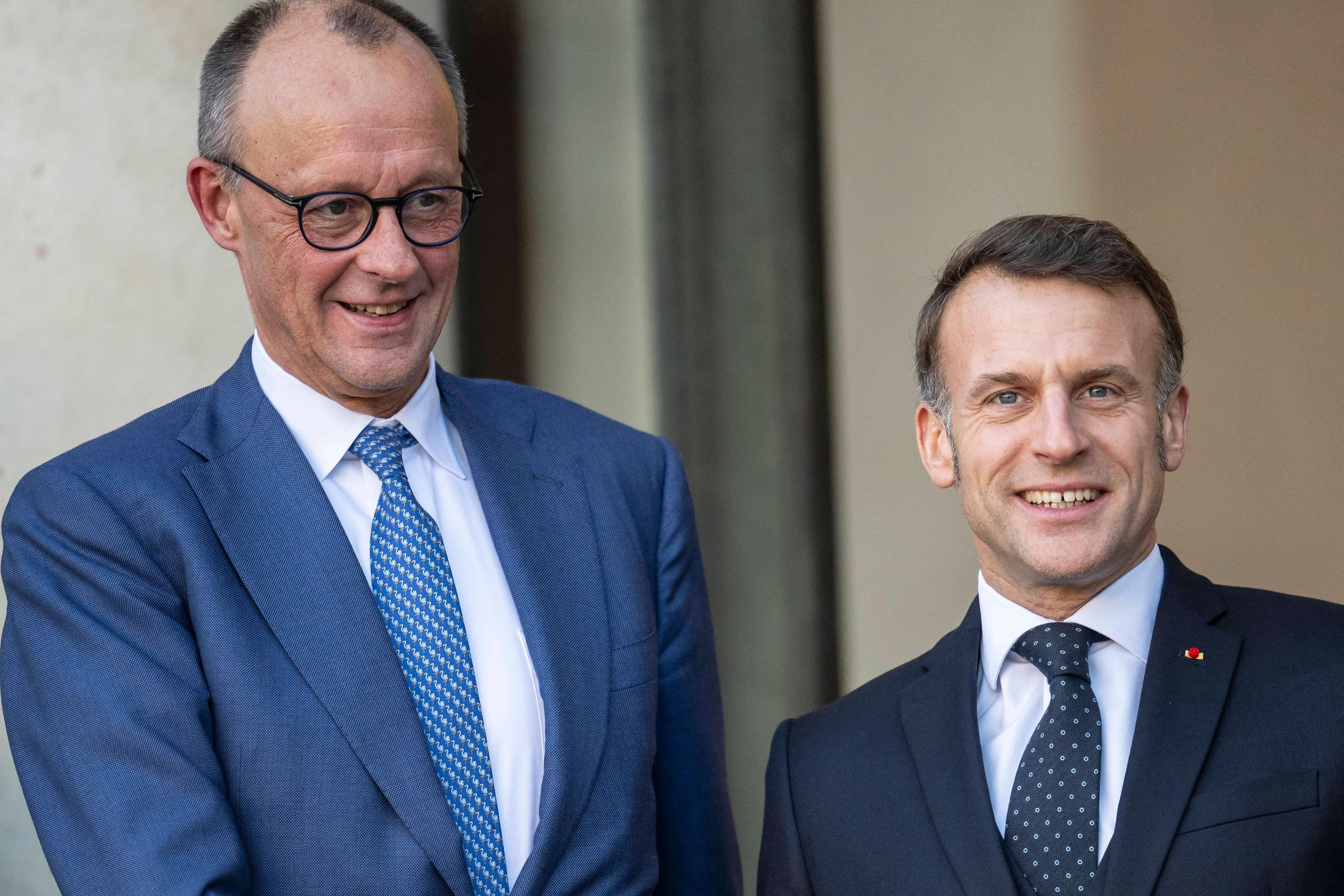 Friedrich Merz und Emmanuel Macron begrüßen sich im Élysée-Palast in Paris vor dem Gipfeltreffen der Koalition der Willigen zu Sicherheitsgarantien für die Ukraine, 6. Januar 2026.