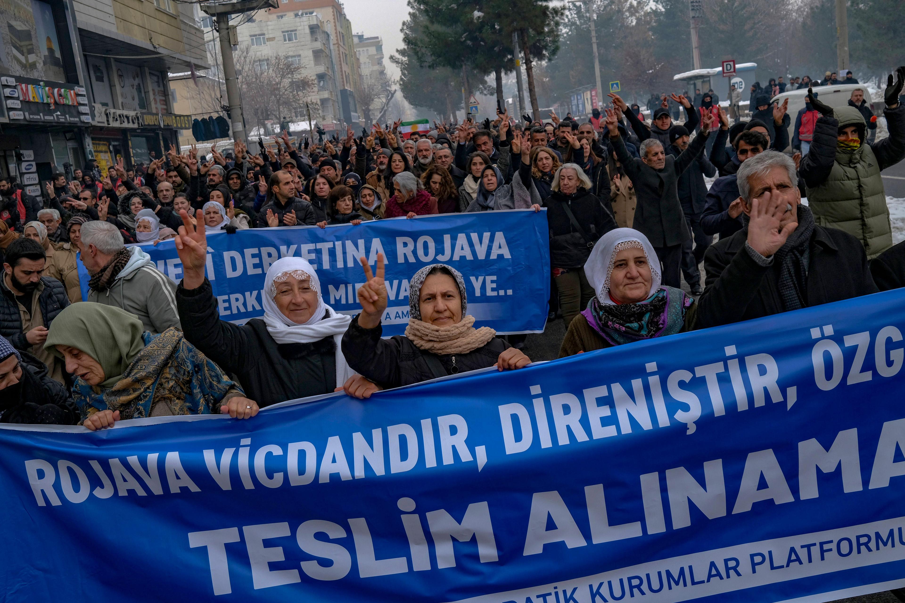 Tausende Kurdinnen und Kurden protestieren gegen die syrischen Angriffe auf die kurdische Verwaltung in Rojava, Diyarbakır, Türkei, 8. Januar 2026.