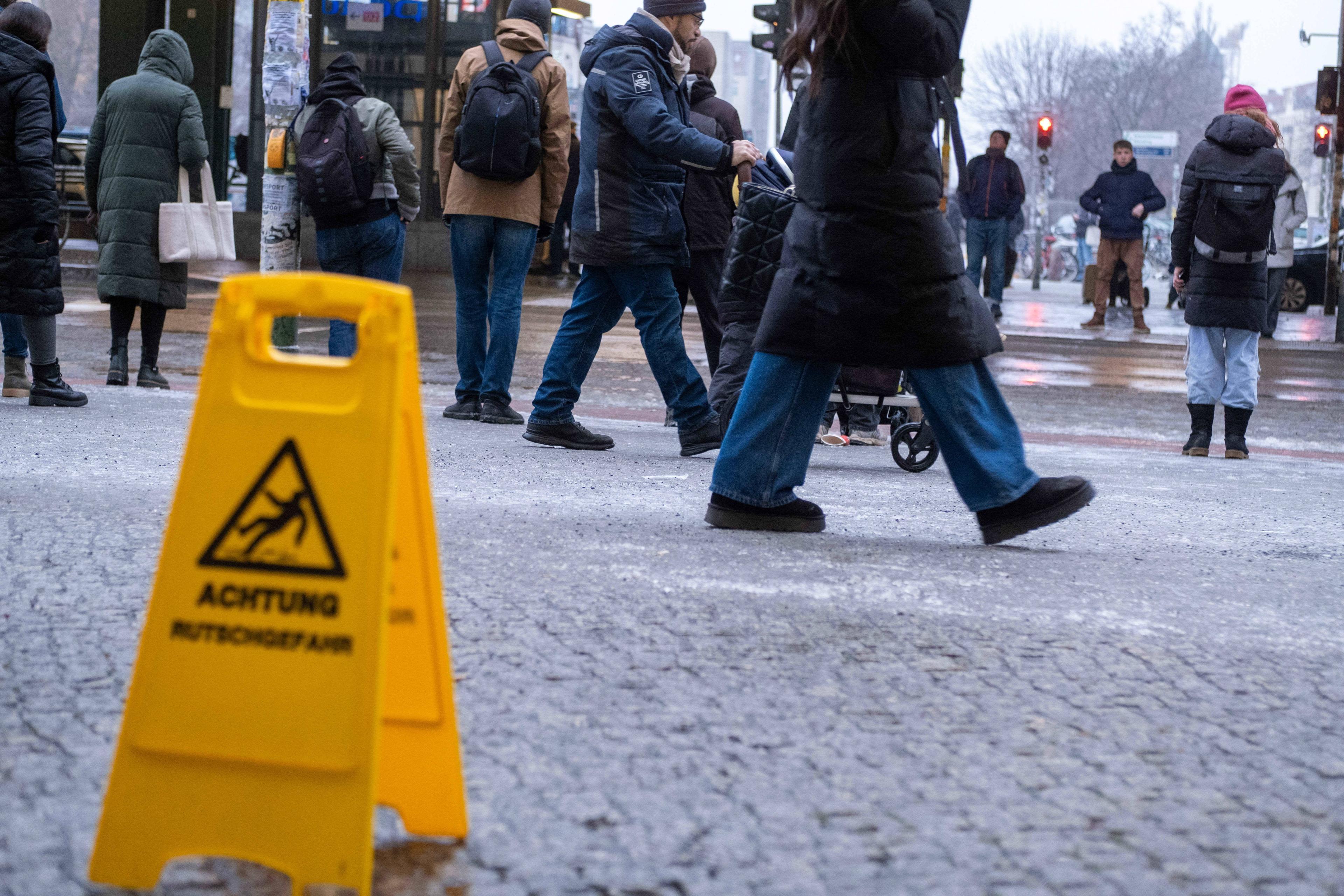 Eigentlich sind Hausverwaltungen und Eigentümer für eisfreie Gehwege zuständig –  aber viele sparen sich den Winterdienst.