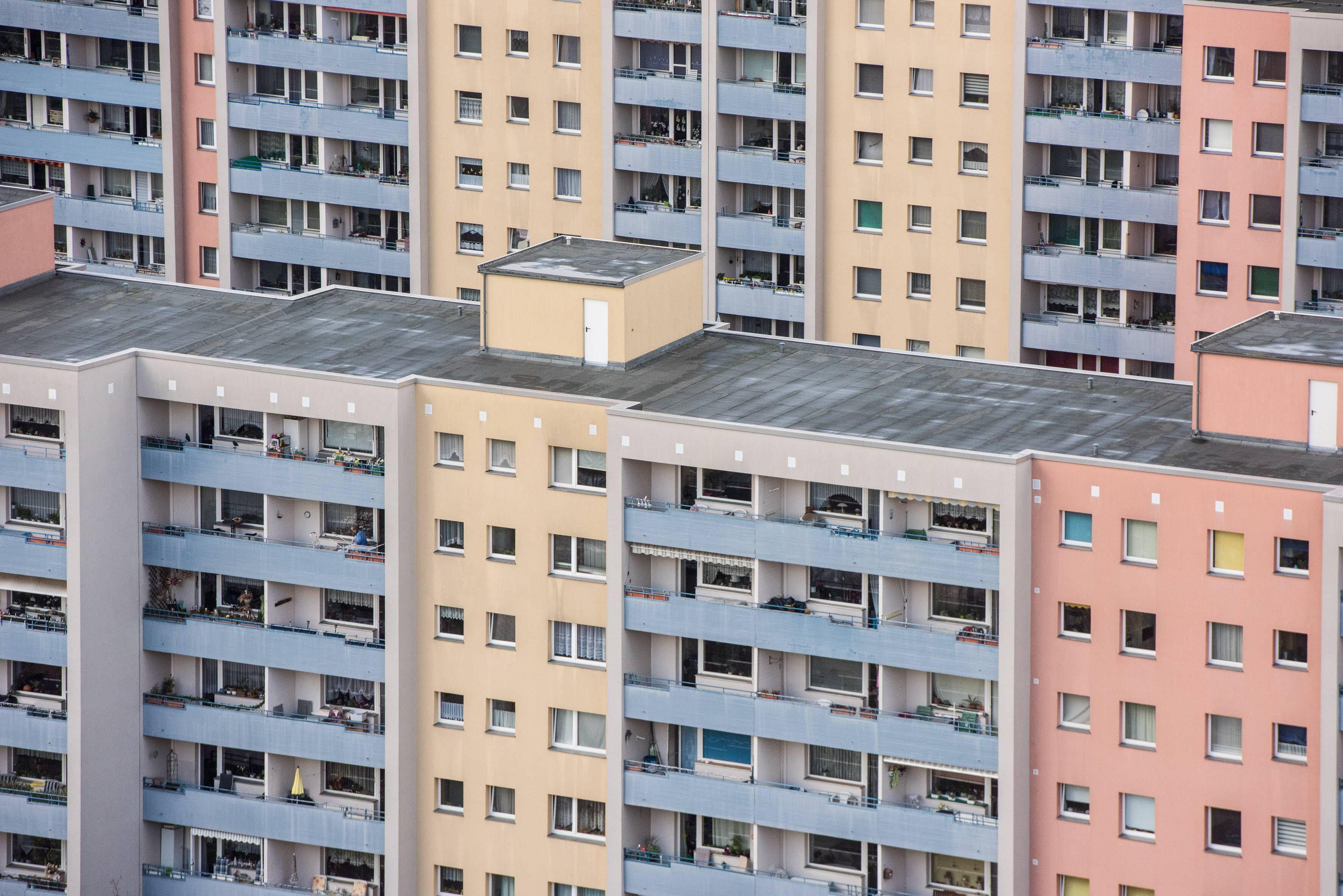 Sozialwohnungen, wie hier in Berlins Gropiusstadt, sind auf lange Sicht kein geeignetes Mittel gegen explodierende Mietpreise.