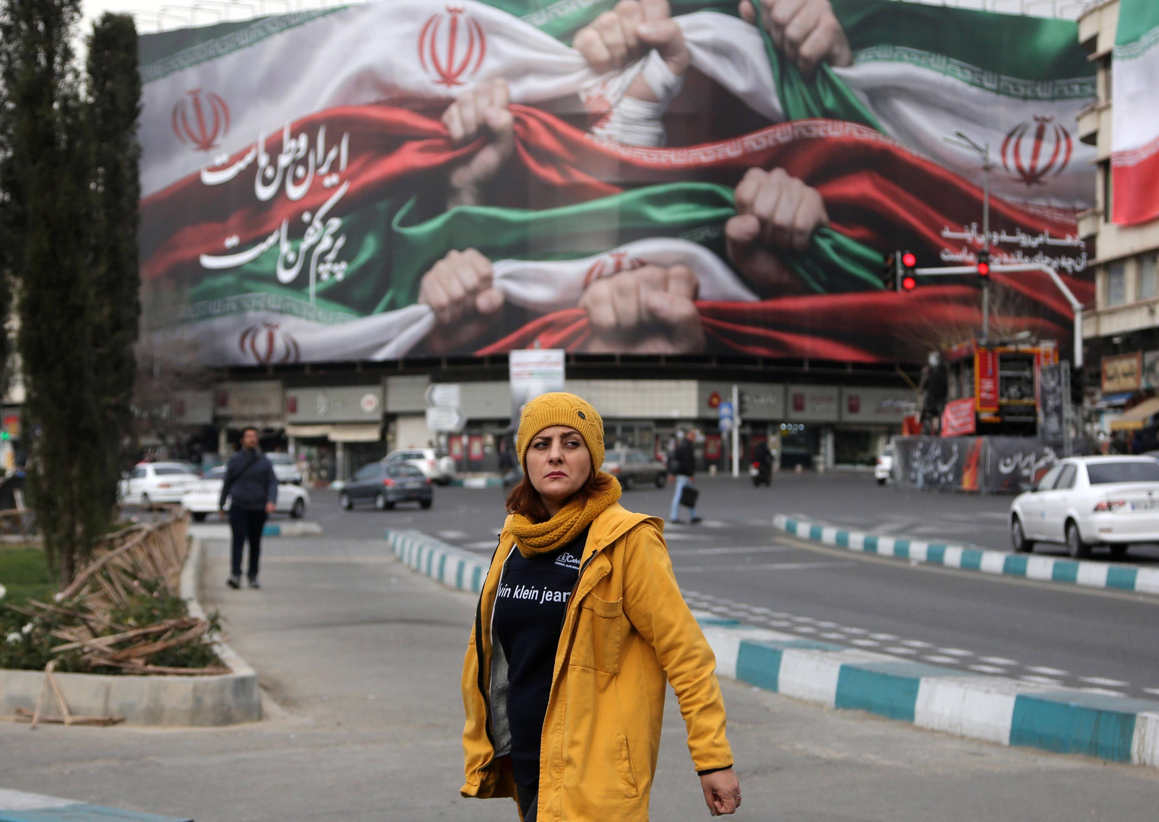 Auf dem Enghelab-Platz in Teheran wurde nach den Protesten der vergangenen Wochen ein Banner aufgehangen, das die Widerstandskraft der herrschenden Ordnung symbolisieren soll.