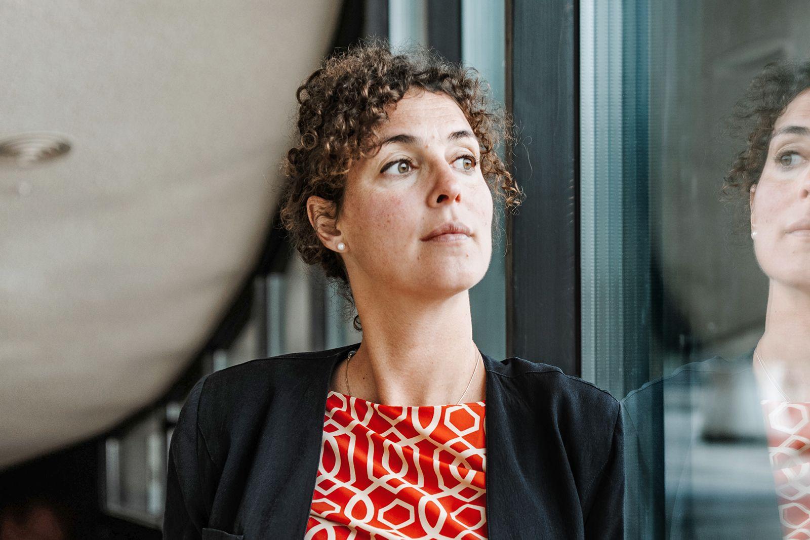Clara Mattei macht Wirtschaftstheorie in einer Weise, »die mit diesem Top-Down-Ansatz bricht, bei dem sich ökonomische Fachleute um wirtschaftliche Fragen kümmern und der Rest der Menschen nur zusehen und alles hinnehmen soll«.