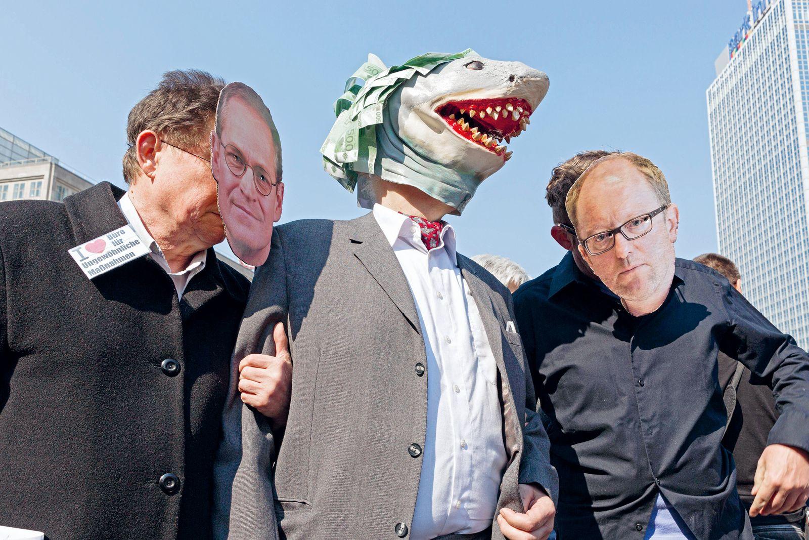 Protestierende mit Masken von Michael Müller (SPD, Bürgermeister von Berlin 2014–2021) und Michael Zahn (Vorstandsvorsitzender der
Deutsche Wohnen 2008–2021), Berlin, 2019.