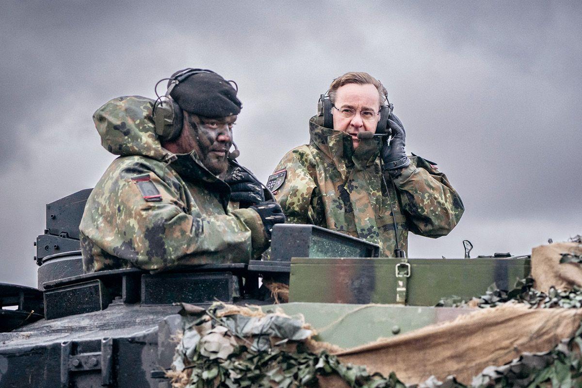 »Ginge es den europäischen Entscheidungsträgern um unsere Sicherheit im buchstäblichen Sinne, würden sie politische und diplomatische Maßnahmen viel eher in Betracht ziehen als Militarisierung, denn erstere versprechen mehr Erfolg«, schreibt Almut Rochowanski.