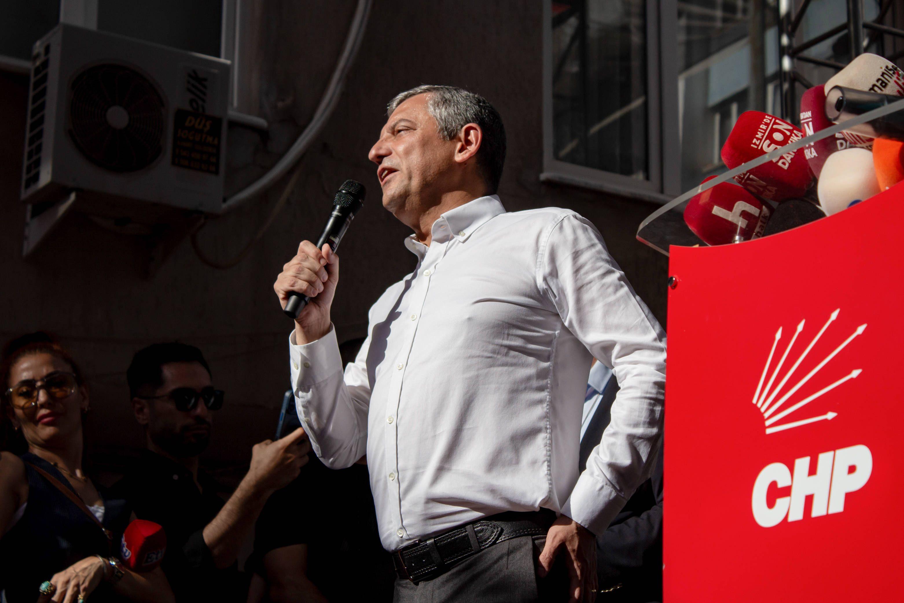 Der gerichtlich abgesetzte CHP-Vorsitzende Özgür Özel spricht zu seinen Anhängern, Aufnahme vom 26. Mai 2026.