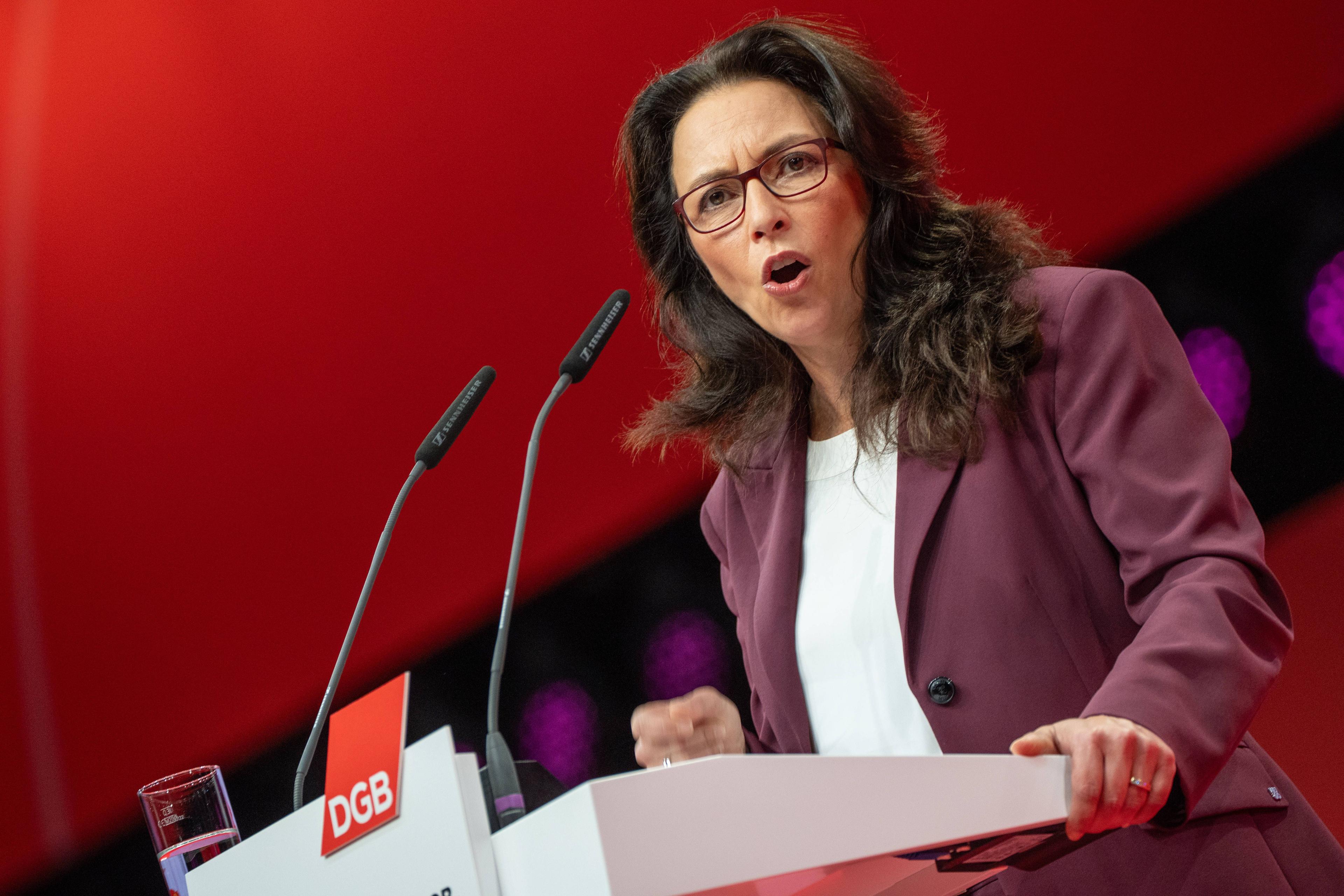 Die DGB-Vorsitzende Yasmin Fahimi spricht auf dem Bundeskongress 2026.