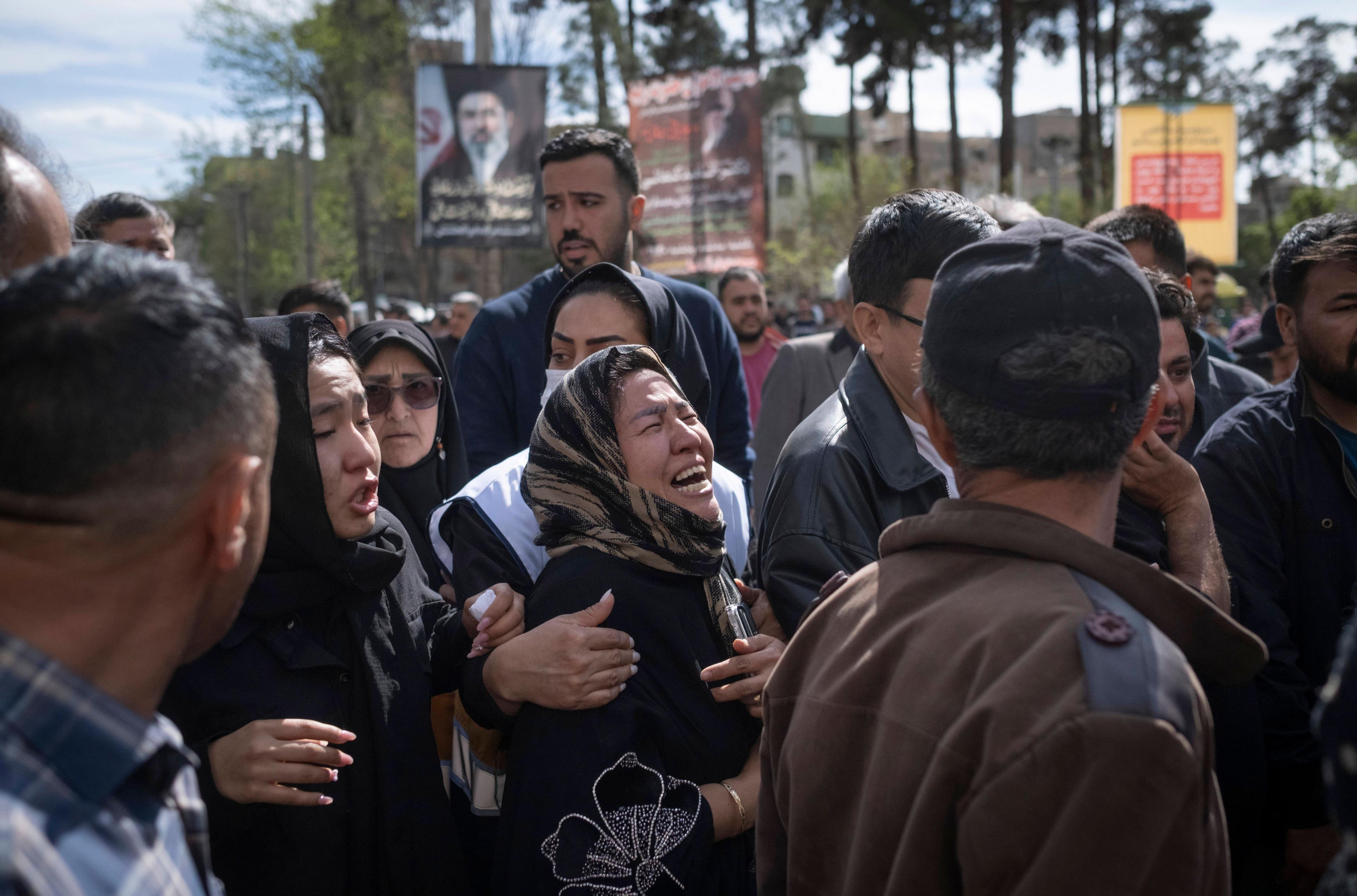 In Teheran trauert eine Frau über den Verlust eines Angehörigen.