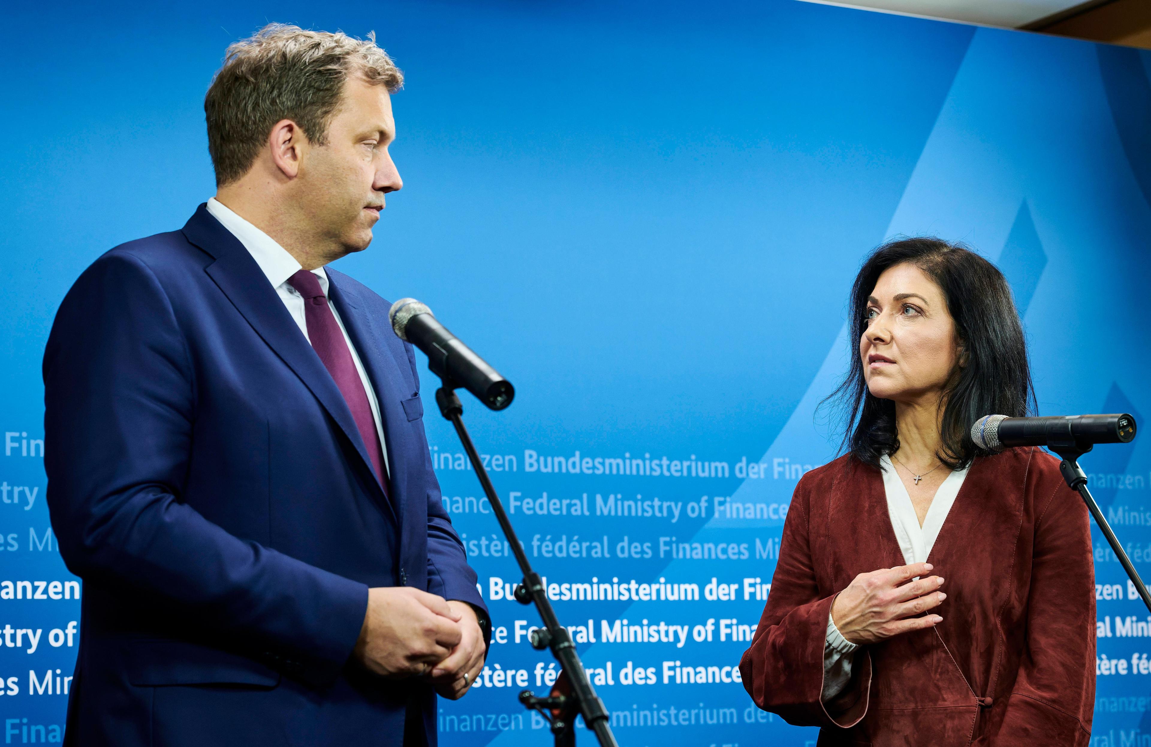 Lars Klingbeil möchte Übergewinne besteuern. Katherina Reiche meint, sowas gäbe es gar nicht – und kann sich dabei auf die Lehrbücher stützen.