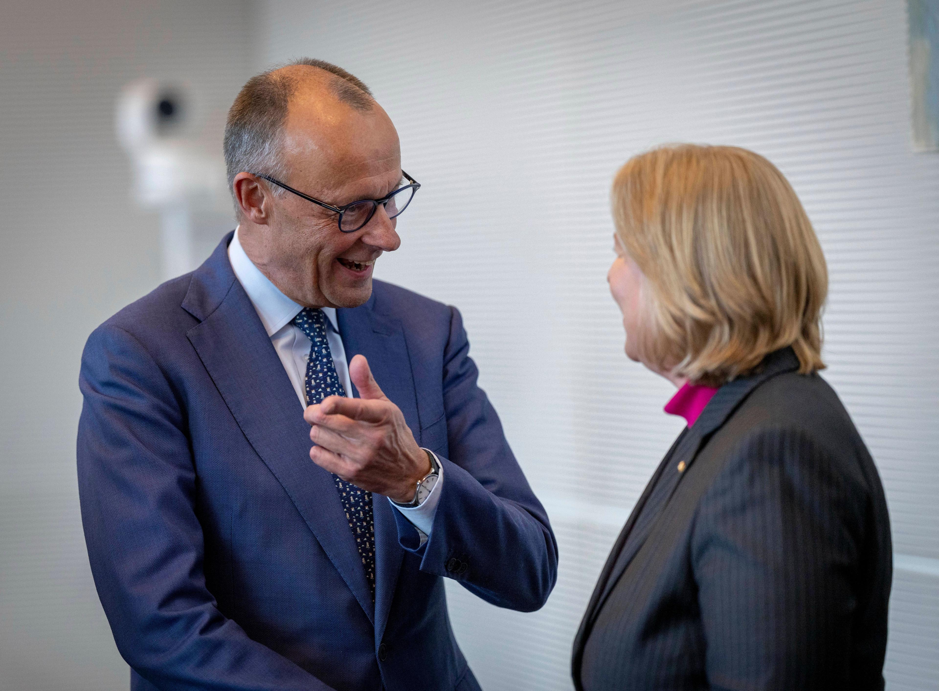 Friedrich Merz und Bärbel Bas plaudern vor einer Fraktionssitzung der SPD im Bundestag.