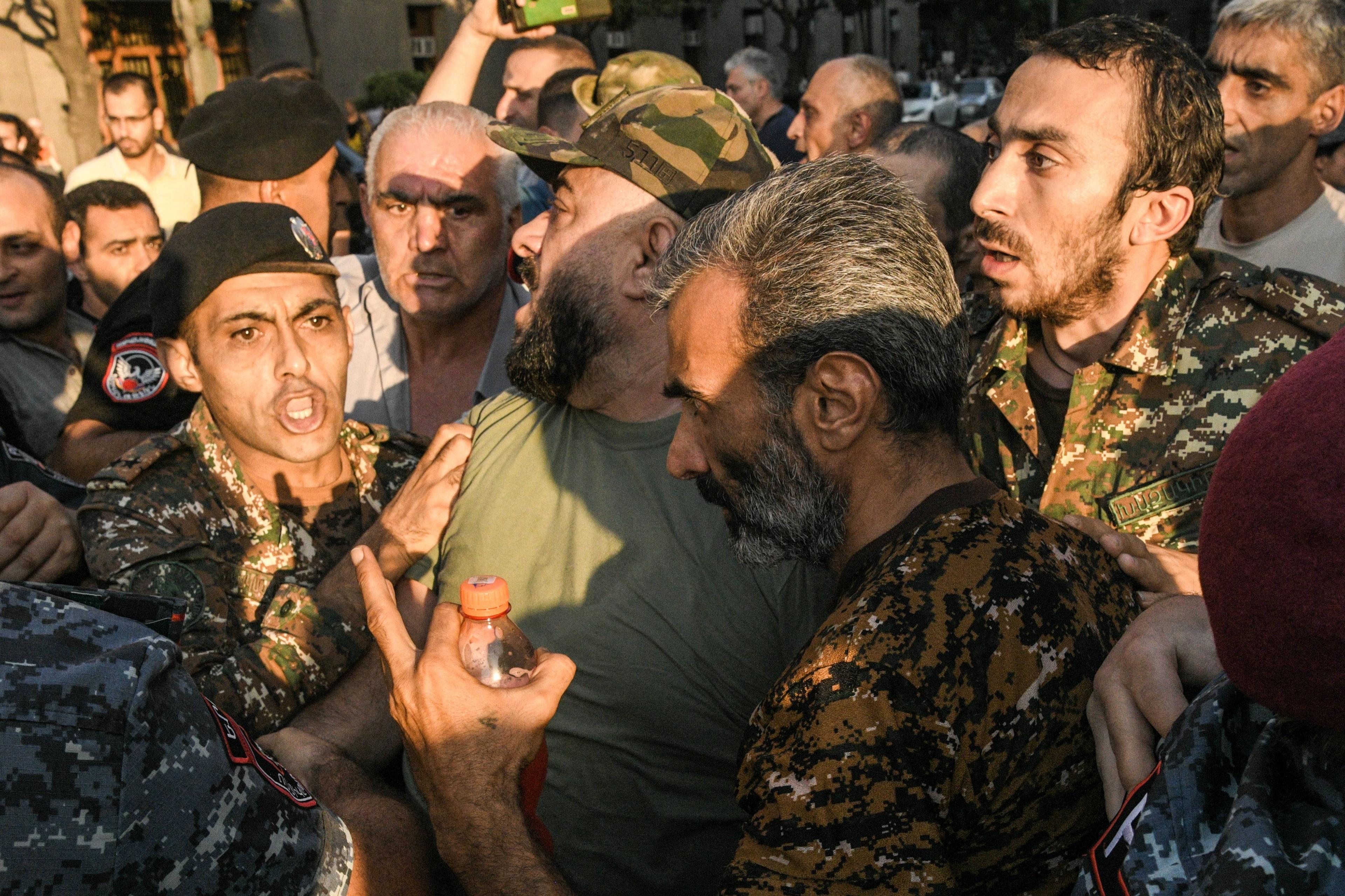 Tumult bei einer Demonstration in Jerewan im August 2023. Die Protestierenden, darunter Veteranen, forderten, Armeniens Regierung solle Schritte unternehmen, um Aserbaidschans Blockade von Bergkarabach aufzulösen.