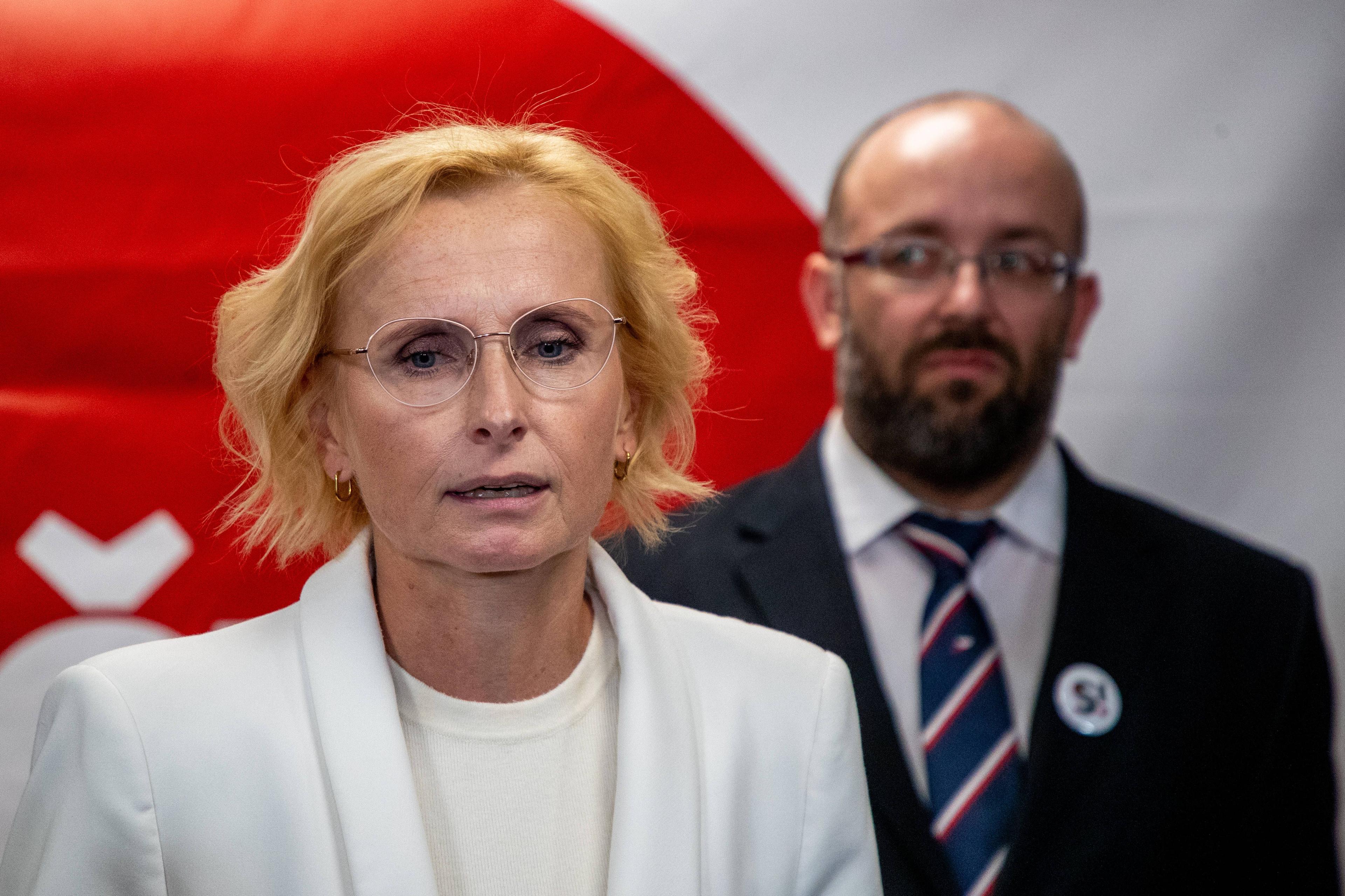 Die KSČM-Chefin Kateřina Konečna und Daniel Sterzik, Vorsitzender des linken Wahlbündnisses Stačilo! am für sie enttäuschenden Wahlabend im Oktober 2025.