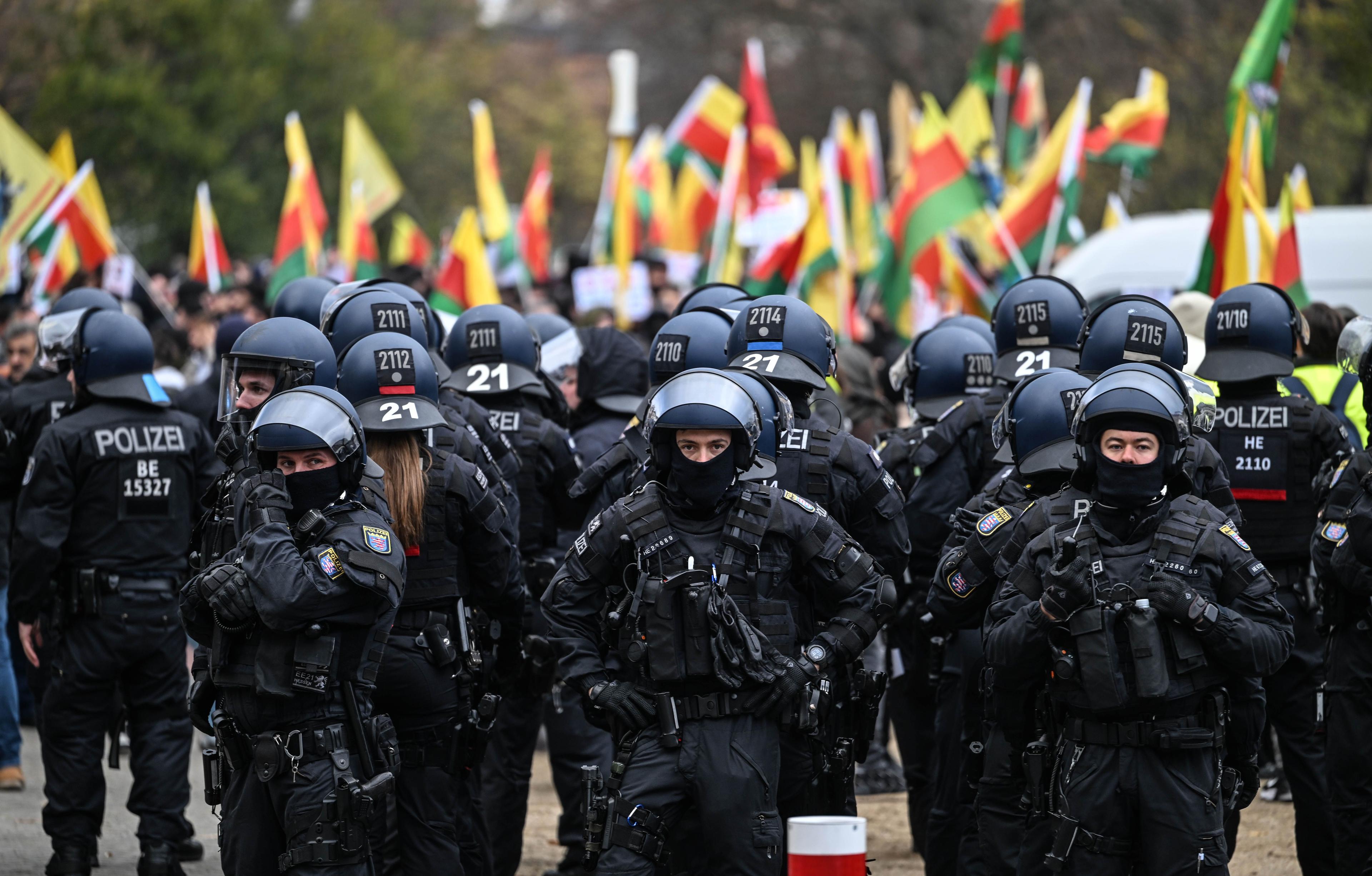 Irakische Polizisten halten während einer Polizeiaktion die Flagge