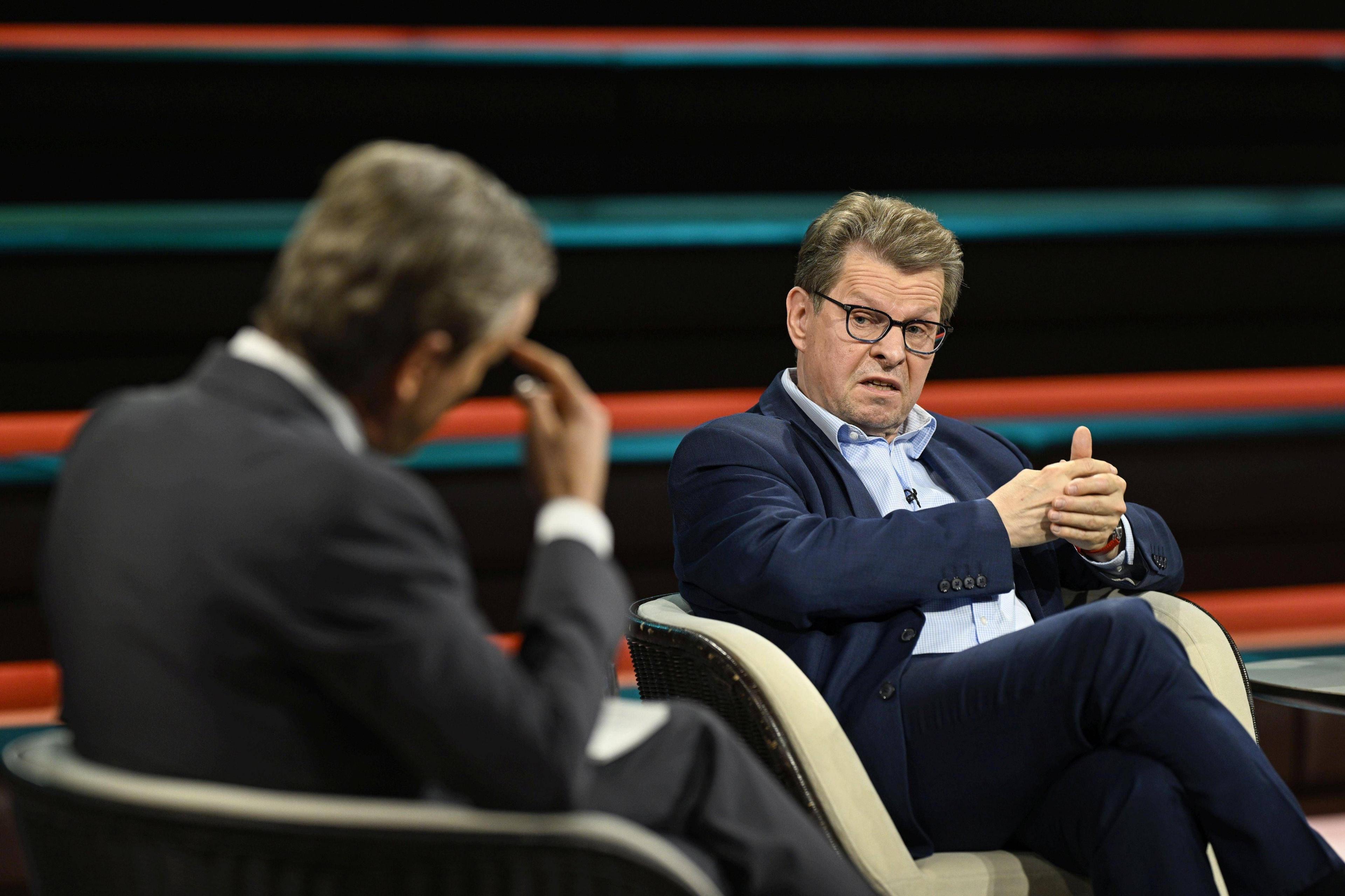 Nicht nur Markus Lanz bereitet Ralf Stegner immer wieder Kopfschmerzen – gemeinsam mit Rolf Mützenich, Norbert Walter-Borjans und den anderen Unterzeichnern des »Manifests« hat er jetzt einen Großteil der deutschen Medienlandschaft zur Weißglut gebracht.