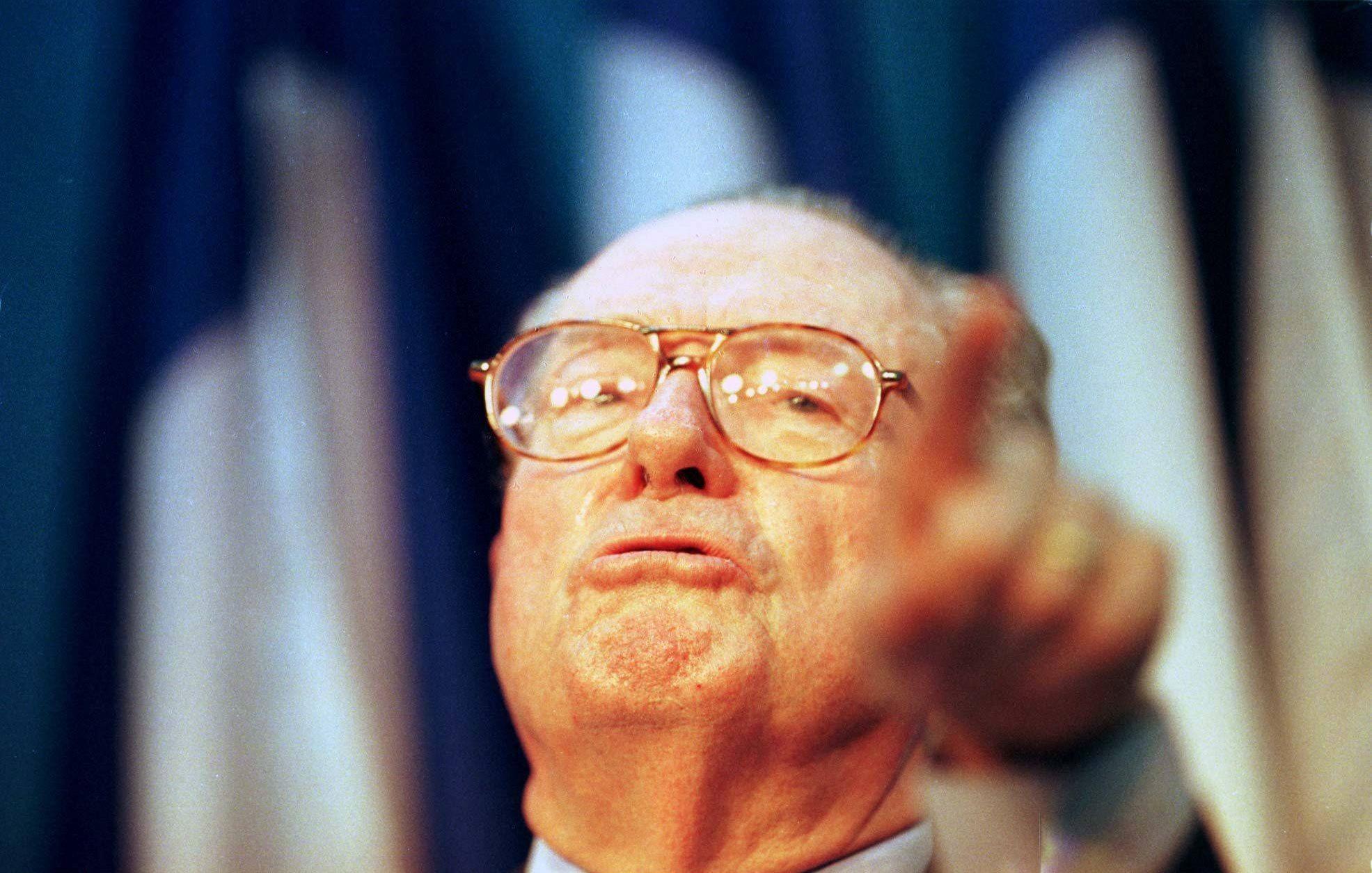 Jean-Marie Le Pen hält eine Rede im Hauptquartier des Front National nach dessen Wahlerfolg, 13. Dezember 1998.