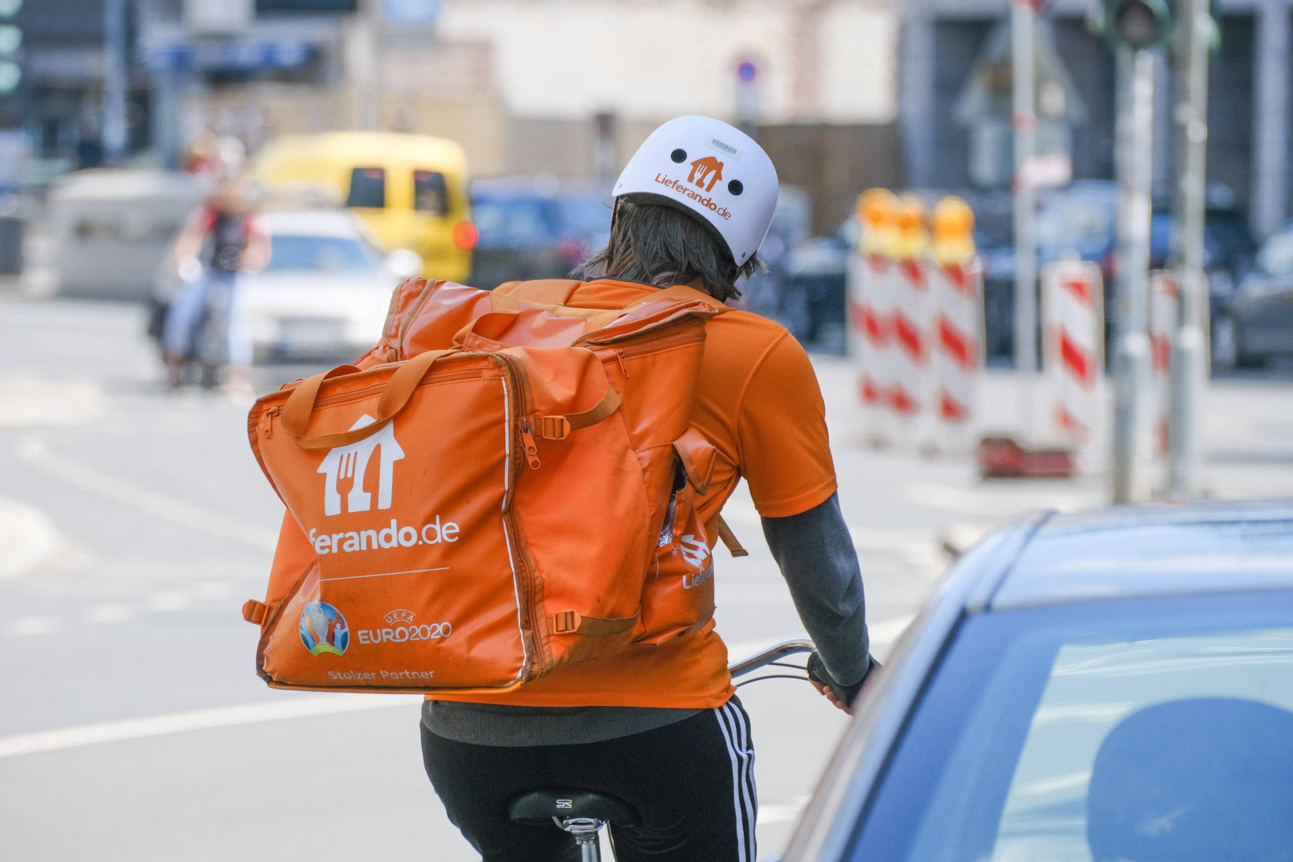 Ein Lieferando-Rider in Düsseldorf. Die Gig Economy ist ein Produkt der Finanz- und Schuldenkrise von 2008.