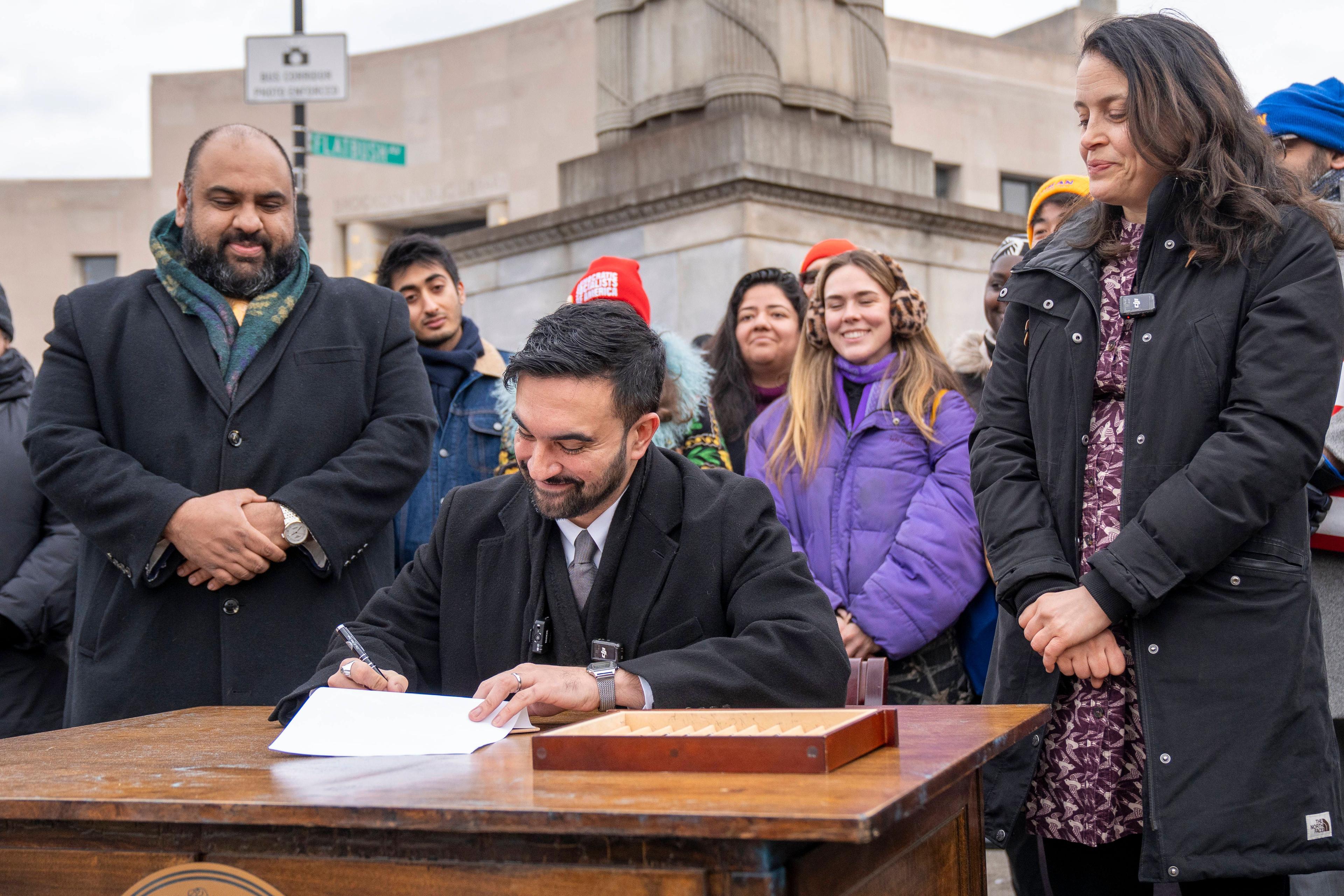 Zohran Mamdani beim öffentlichen Unterzeichnen der Executive Order Nr. 7, die der arbeitenden Bevölkerung von New York größere politische Teilhabe einräumen soll.