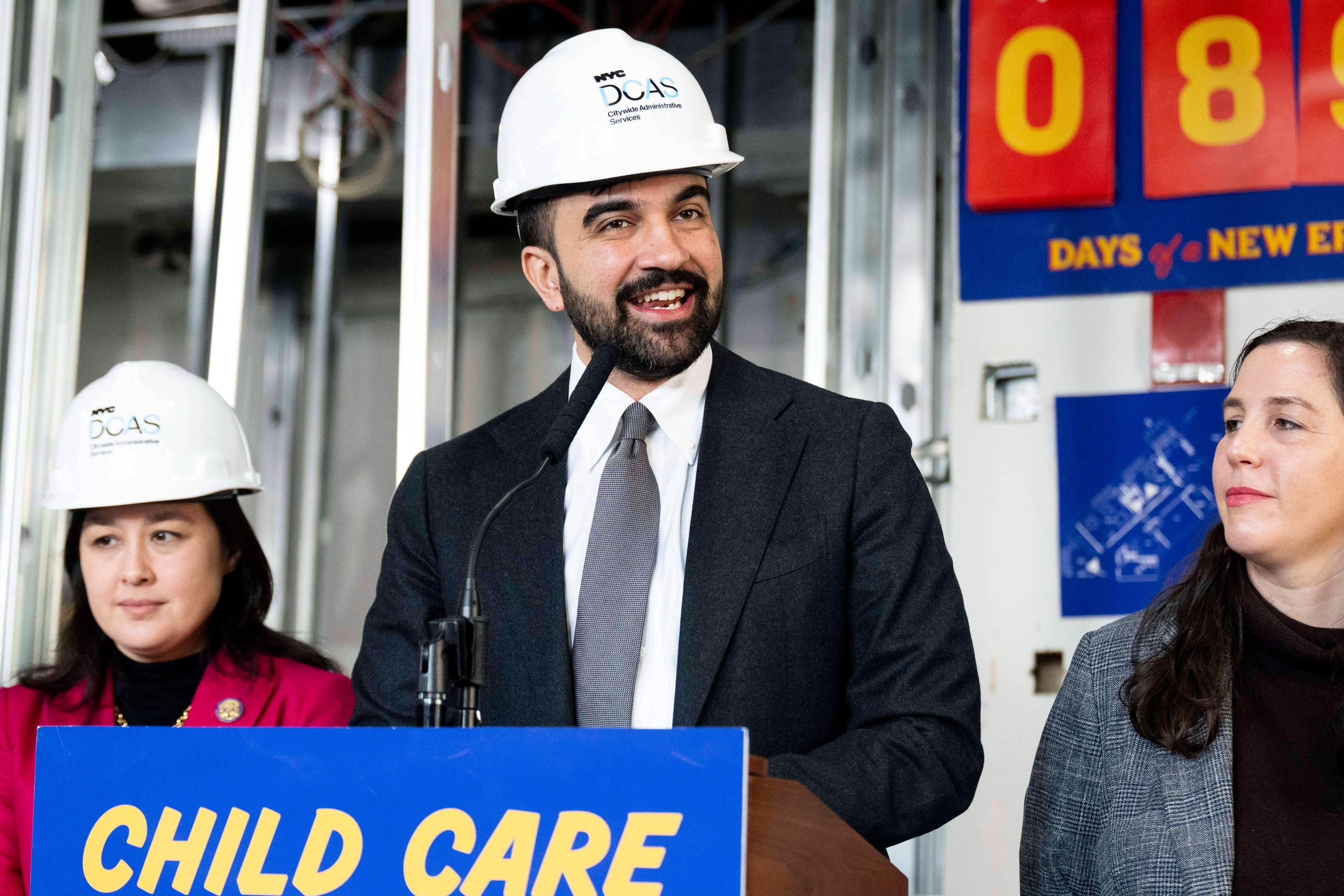 New Yorks Bürgermeister Zohran Mamdani dreht die Kürzungslogik um: Er spart bei Beratern und baut zugleich die Kinderbetreuung aus.