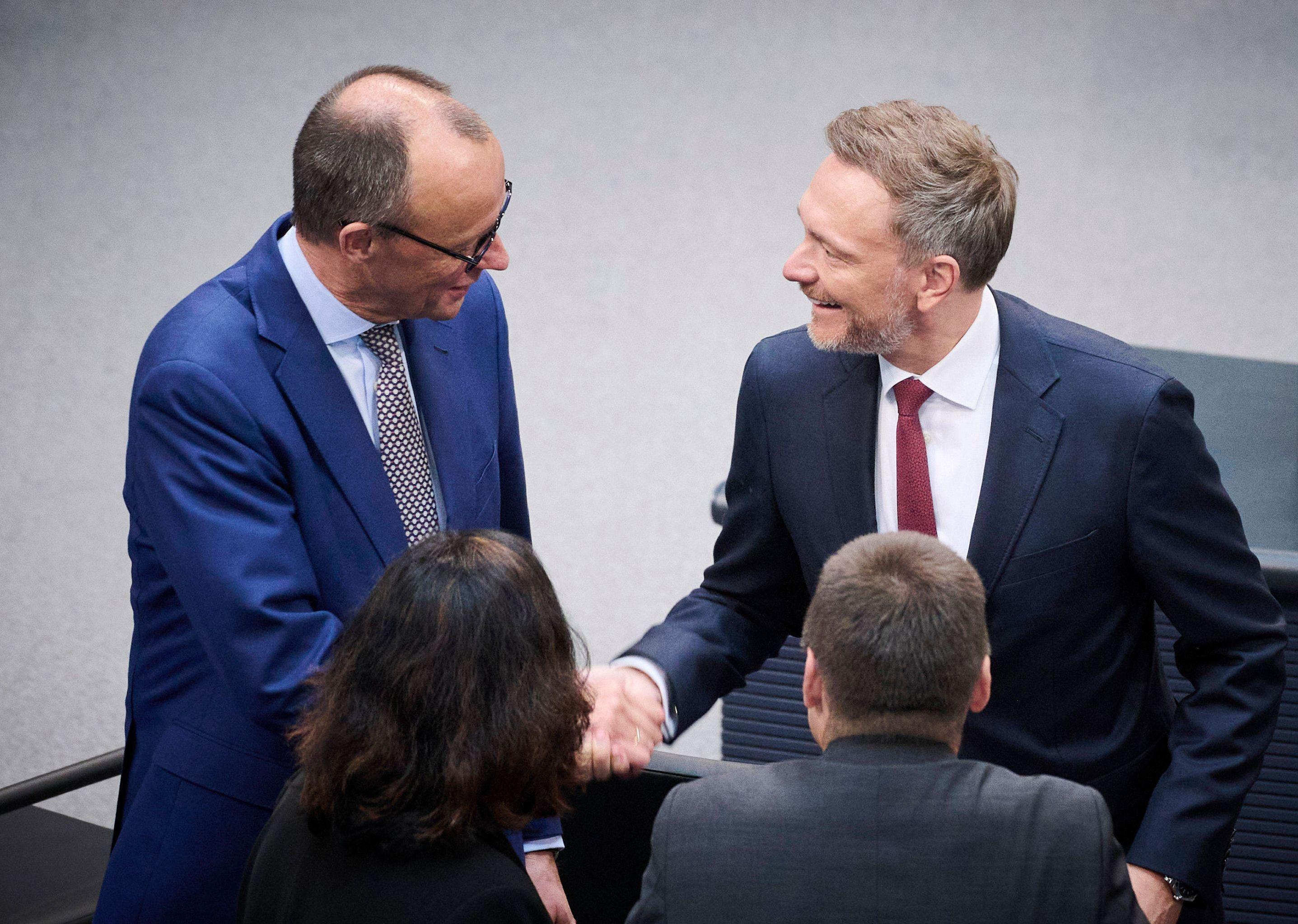 Die Sparfüchse Friedrich Merz und Christian Lindner reichen sich im Bundestag die Hand.