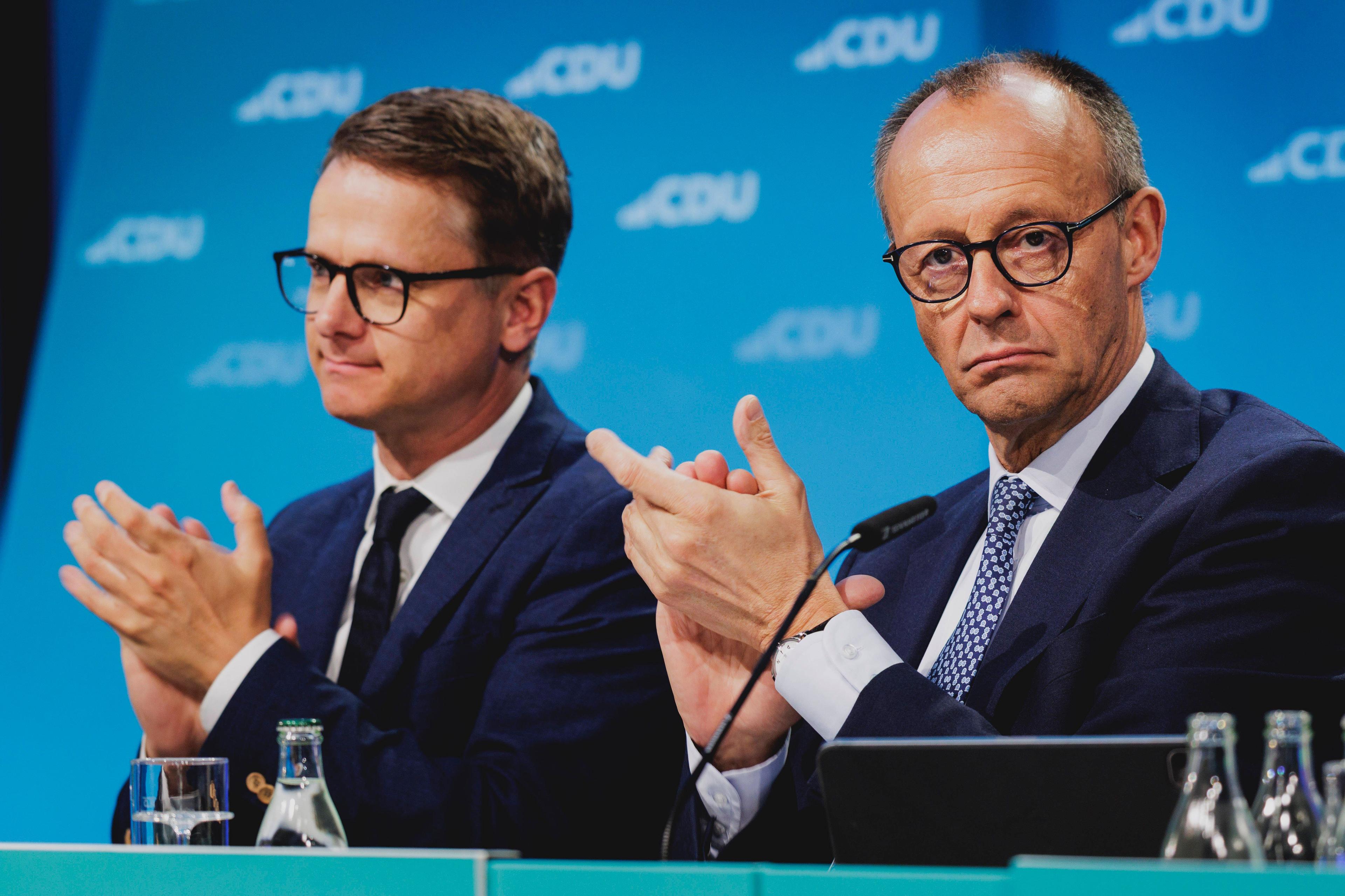 Friedrich Merz und Carsten Linnemann wollen das Bürgergeld abschaffen.