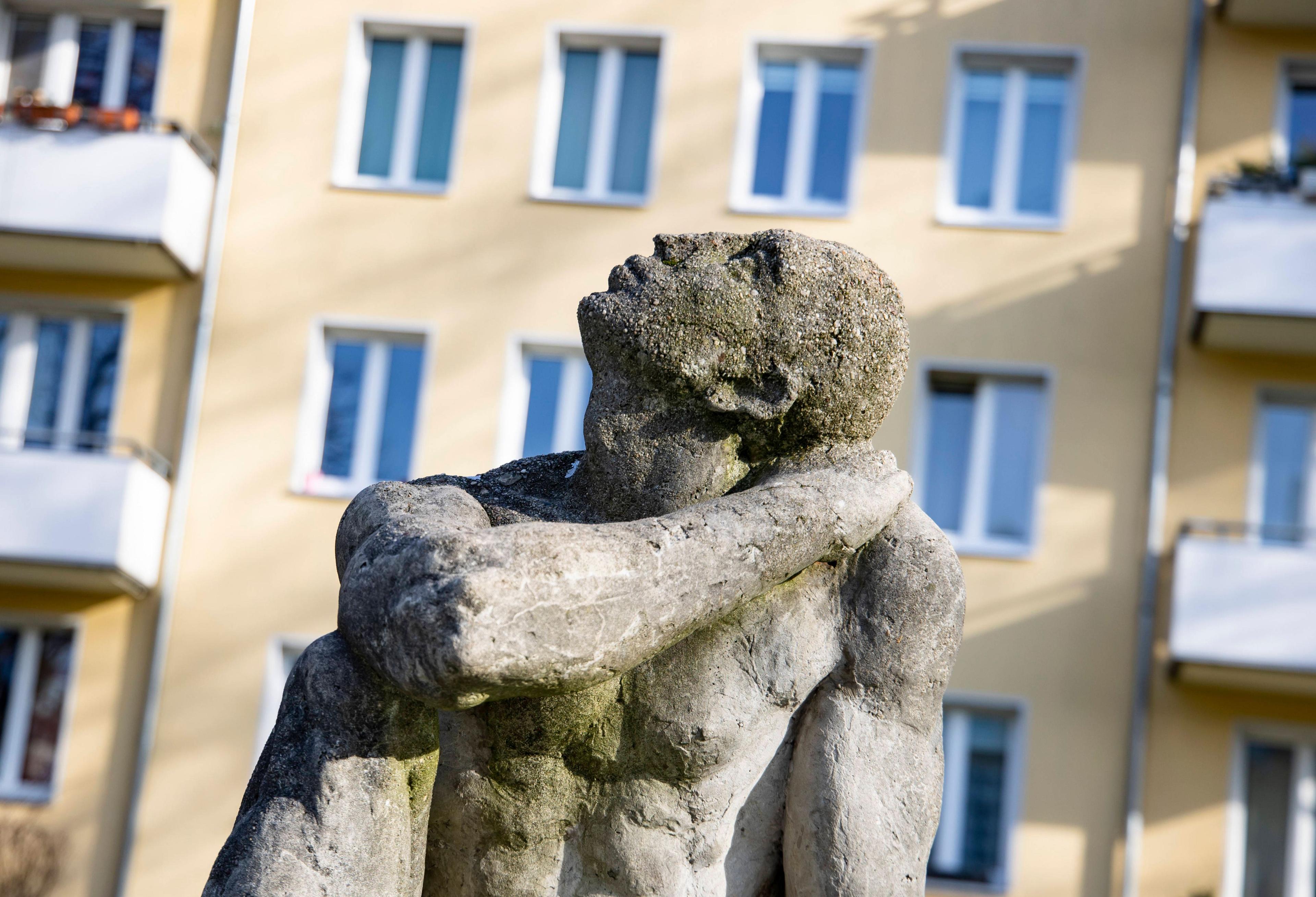 Eine Skulptur vor einem Wohnhaus in Berlin Pankow.