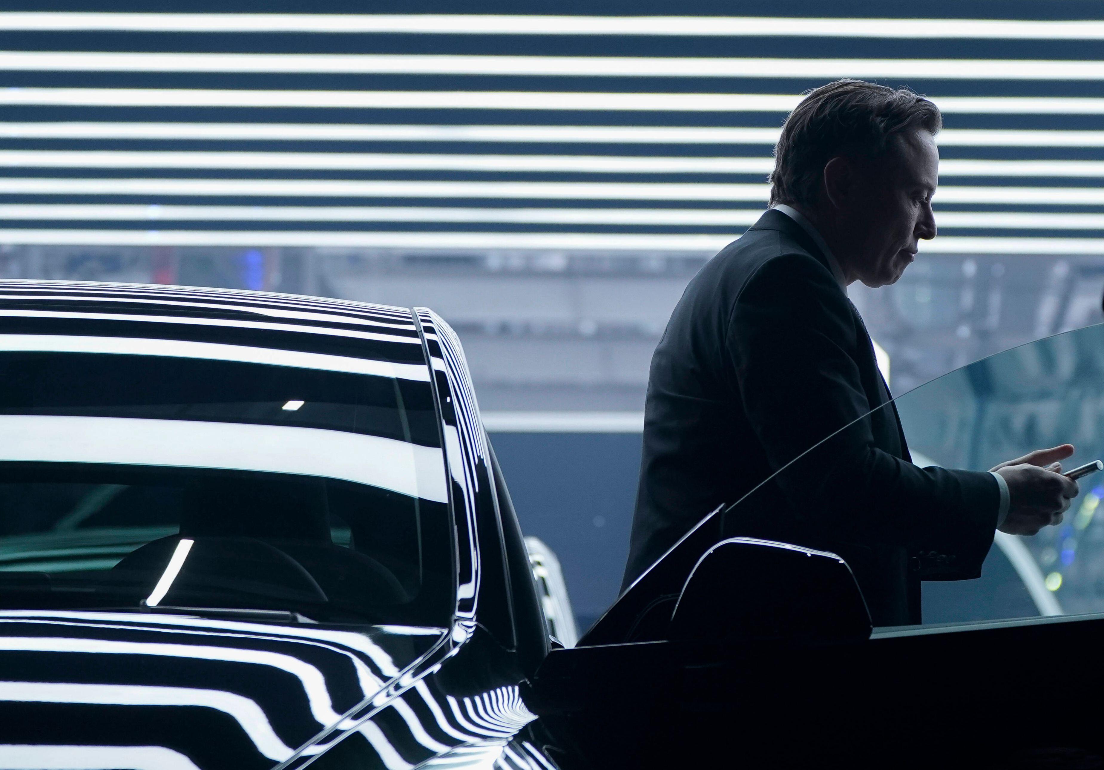 Elon Musk steigt aus einem Tesla bei der Eröffnung der Gigafactory in Grünheide am 22. März 2022.