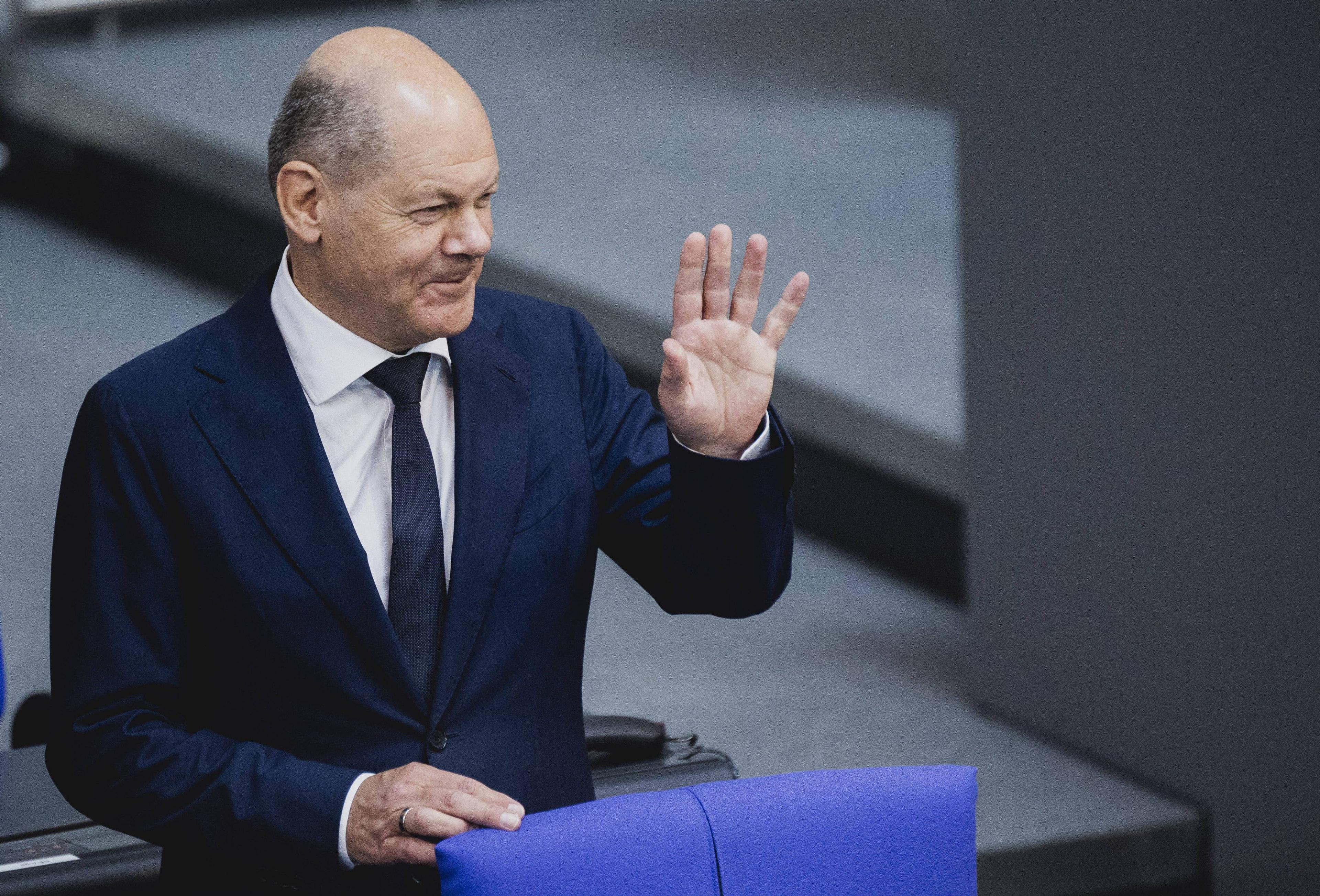 Olaf Scholz hält sich raus, während die Kommission seine politische Mindestlohnerhöhung effektiv rückabwickelt.