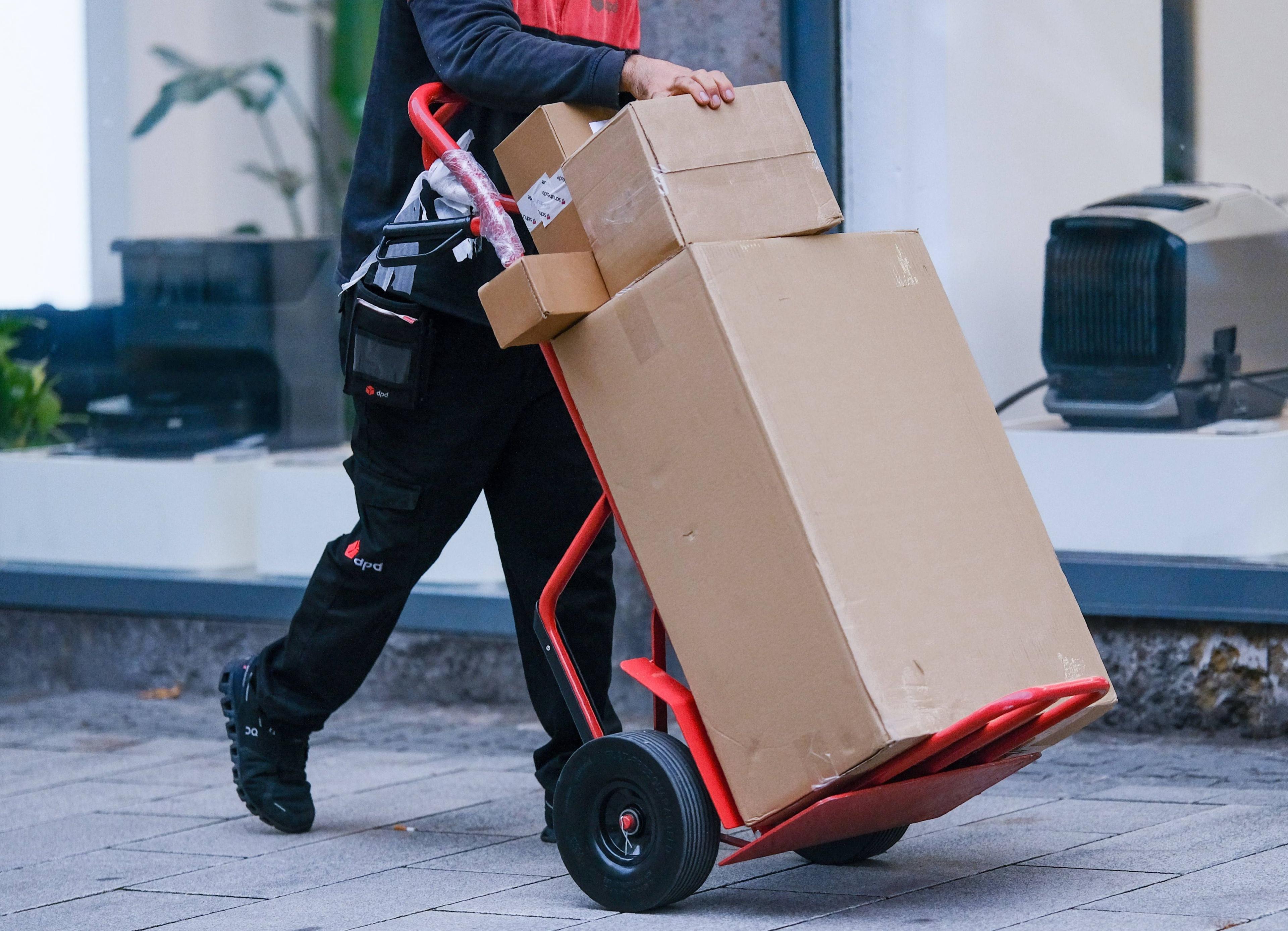 Ein Paketzusteller in Düsseldorf bei der Arbeit.