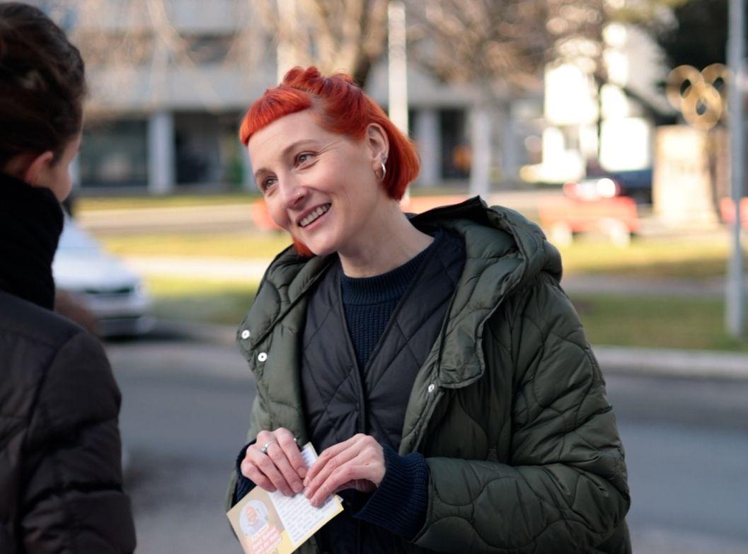 Pia Tomedi bringt in Innsbruck die Forderungen der KPÖ unter die Leute