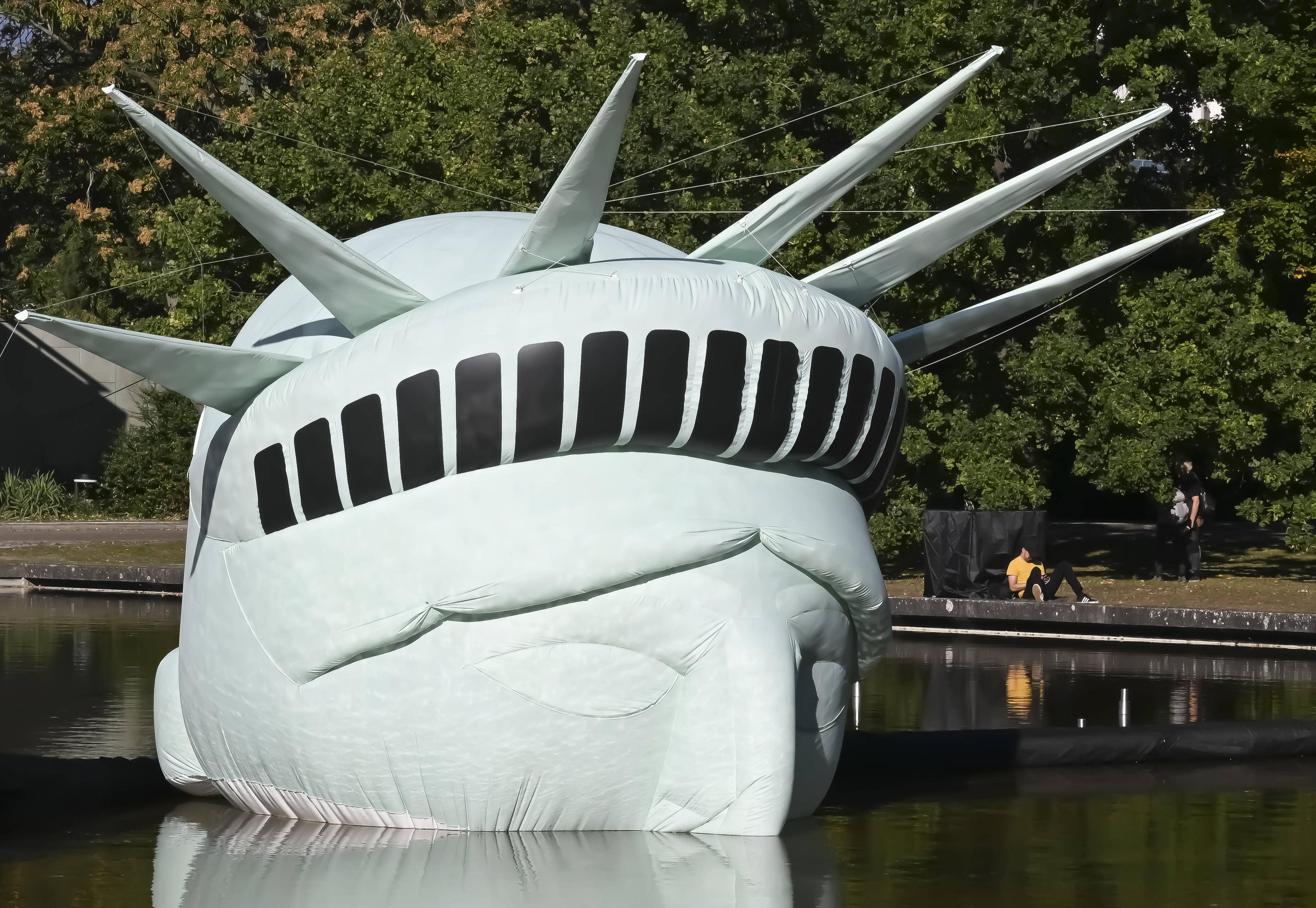 Im Rahmen einer Ausstellung im Haus der Kulturen der Welt schwamm im Herbst 2025 eine Luftkissen-Freiheitsstatue in einem Teich im Berliner Tiergarten.